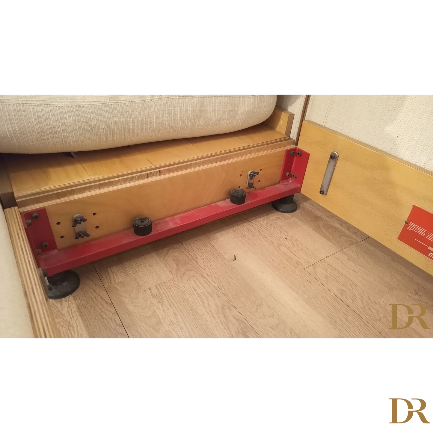 Dolly di metallo rosso con ruote per il Divano Modulare di Riccardo Arbizzoni