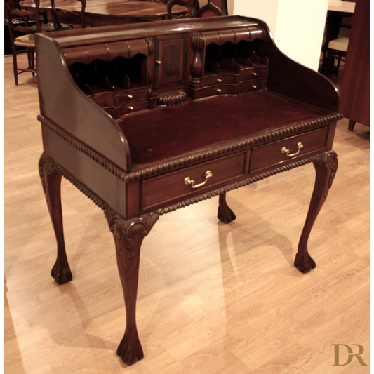 Scrittoio scrivania ufficio in stile Chippendale inglese con gambe inarcate e hardware in ottone