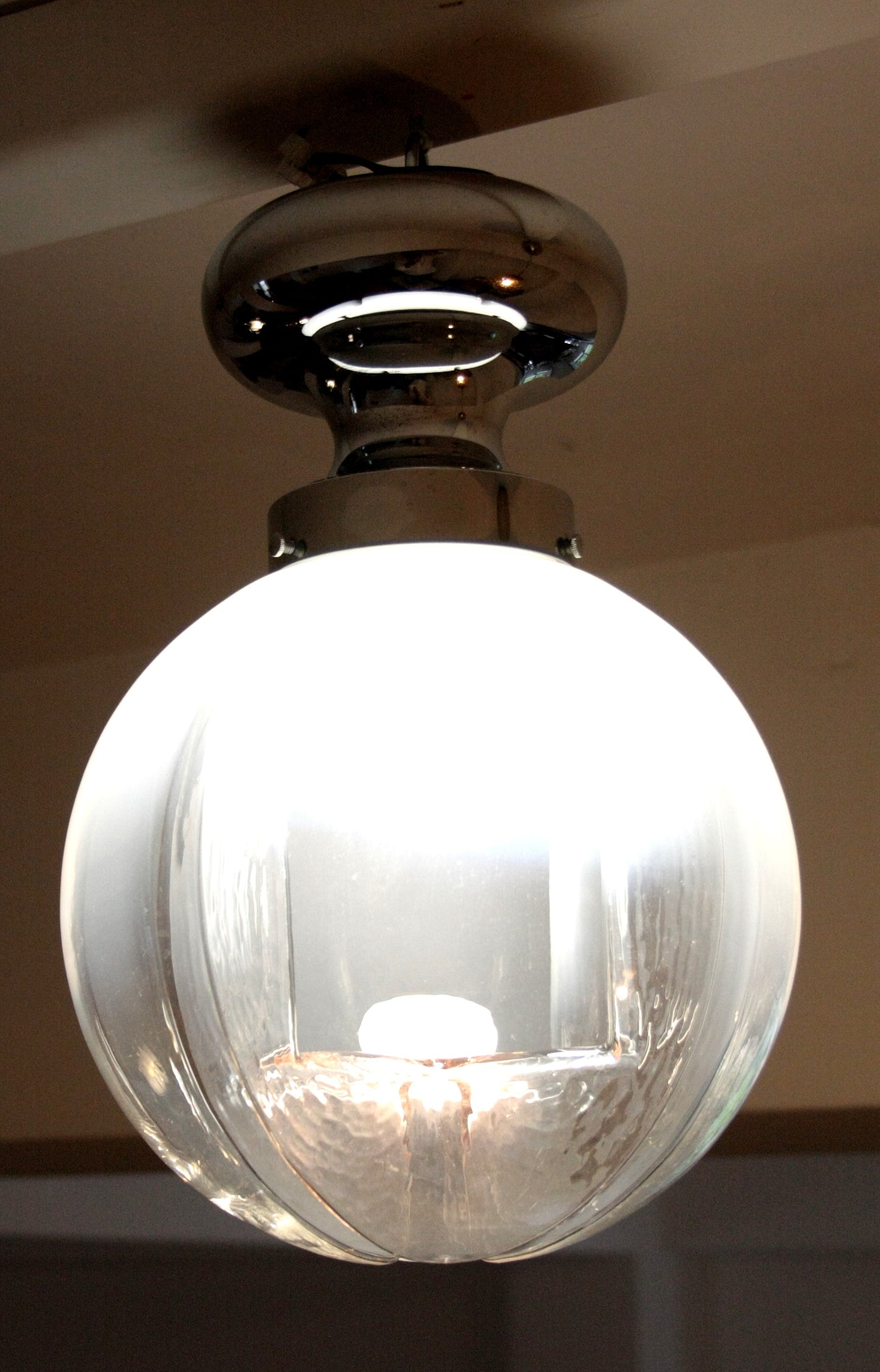 Lampada da soffitto cromata con vetro soffiato Italia anni 60, plafoniera elegante