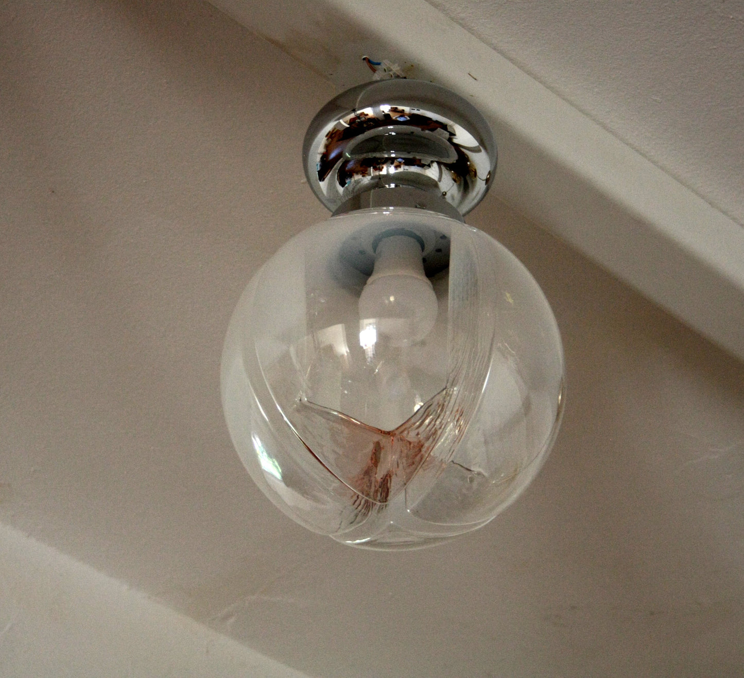 Lampada da soffitto cromata con vetro soffiato degli anni 60 Italia