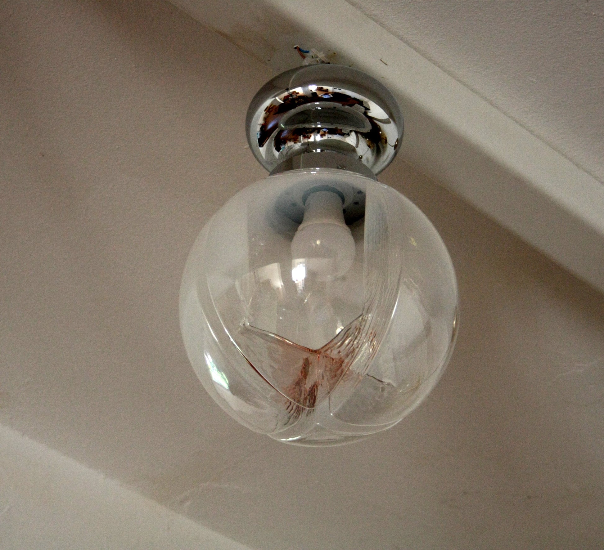 Lampada da soffitto cromata con vetro soffiato degli anni 60 Italia