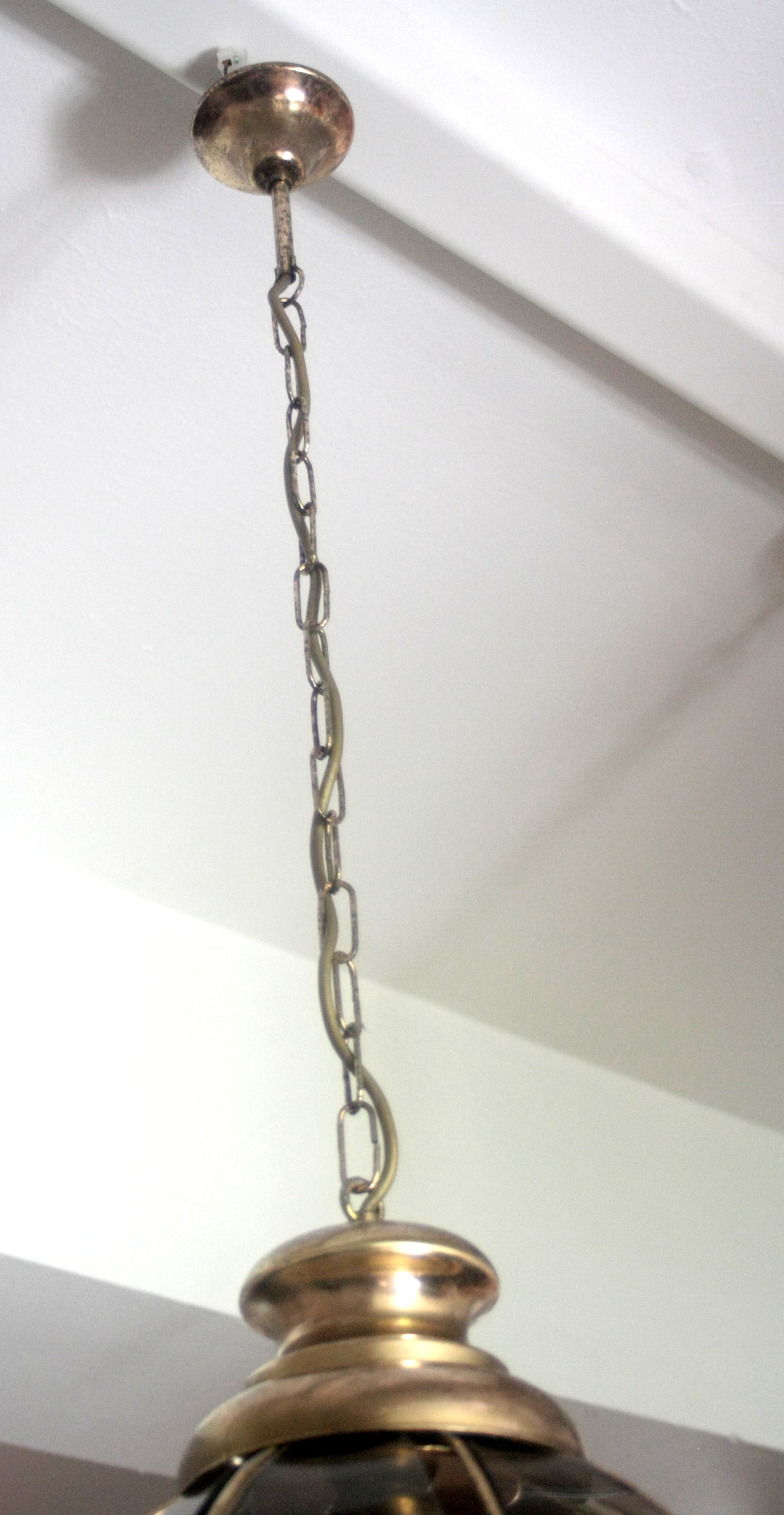 Lampadario in ottone con vetri fumé, metà XX secolo, lampada sospesa elegante