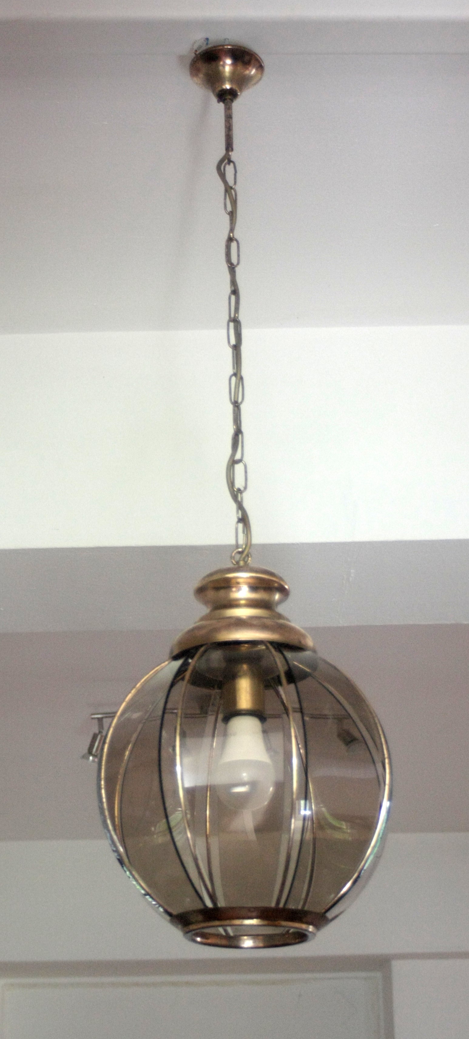 Lampadario in ottone con vetri fumé a spicchi, seconda metà XX secolo, pendant light