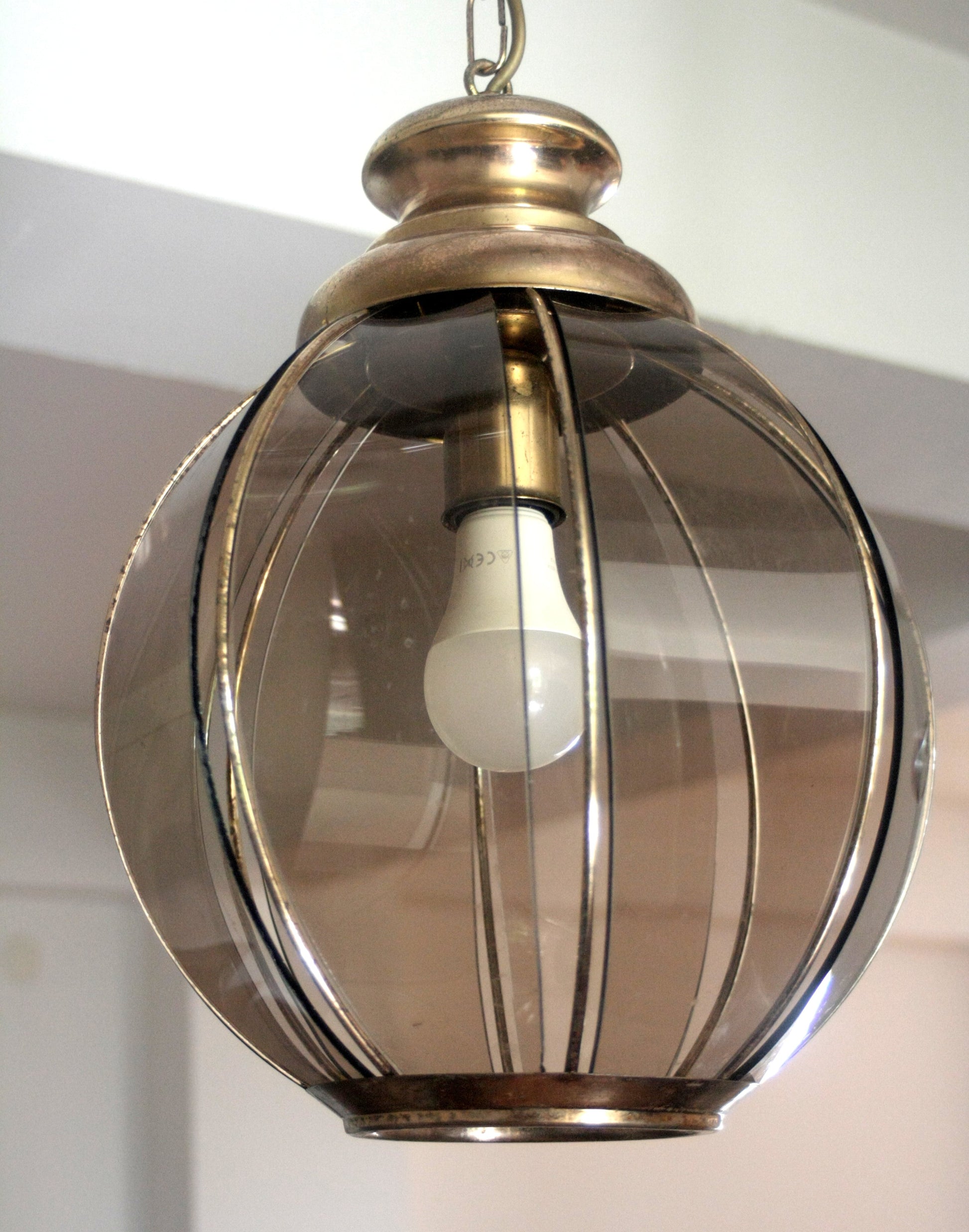 Lampadario in ottone con vetri fumé, metà xx secolo, lampada pendente elegante