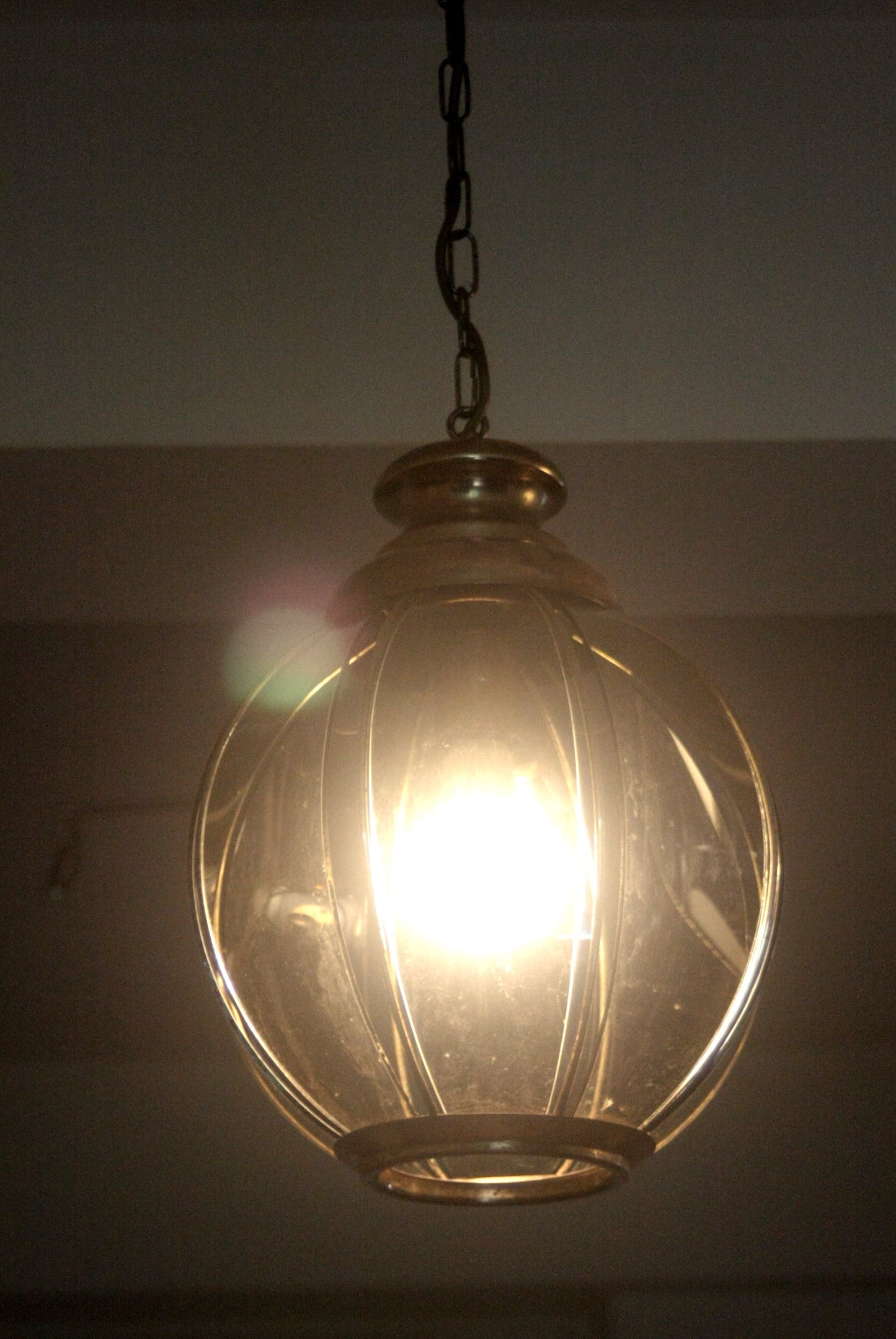 Lampadario in ottone con vetri fumé a spicchi, seconda metà XX secolo