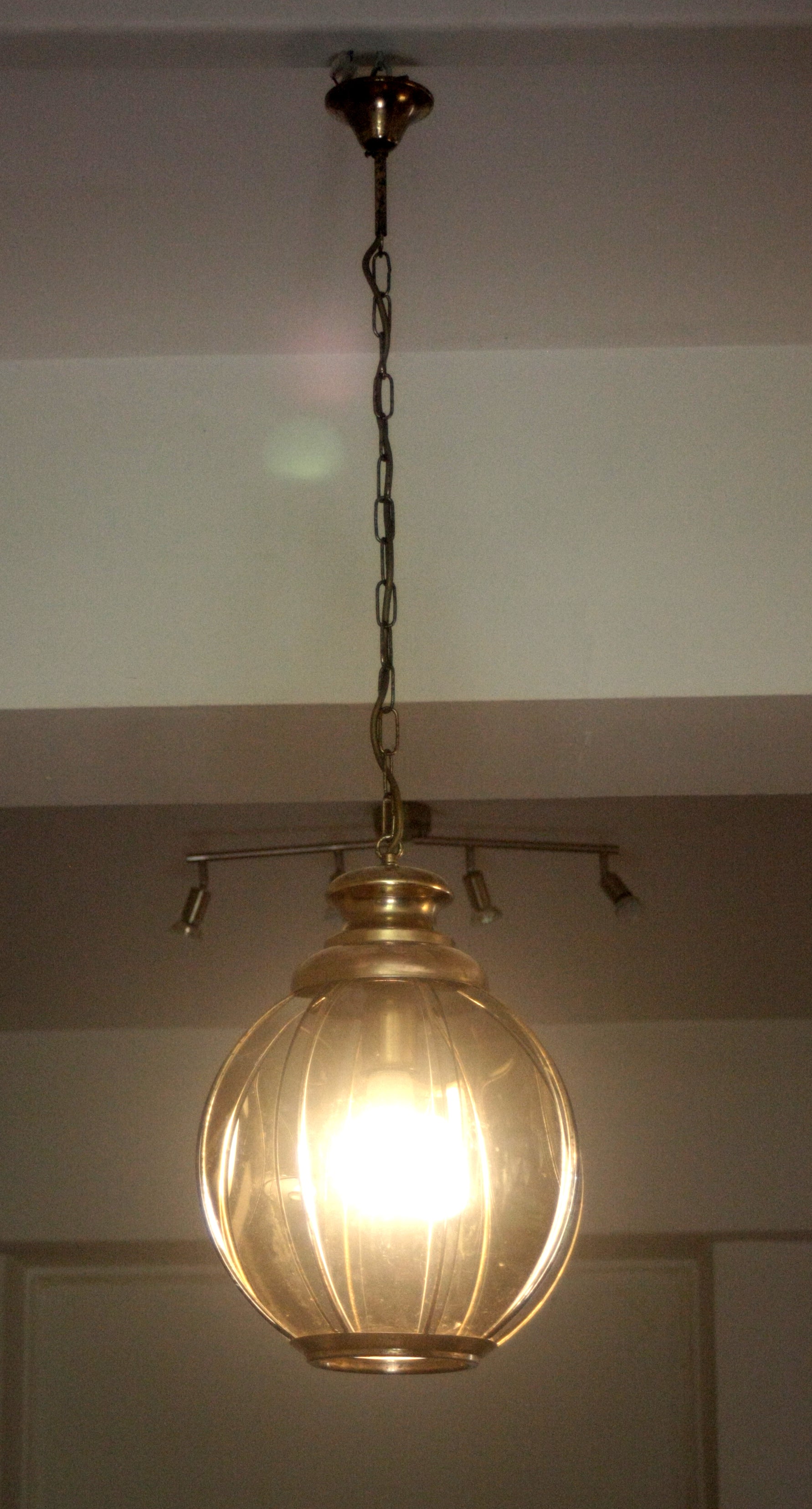 Lampadario in ottone con vetri fumé a spicchi, metà xx secolo, illuminazione vintage