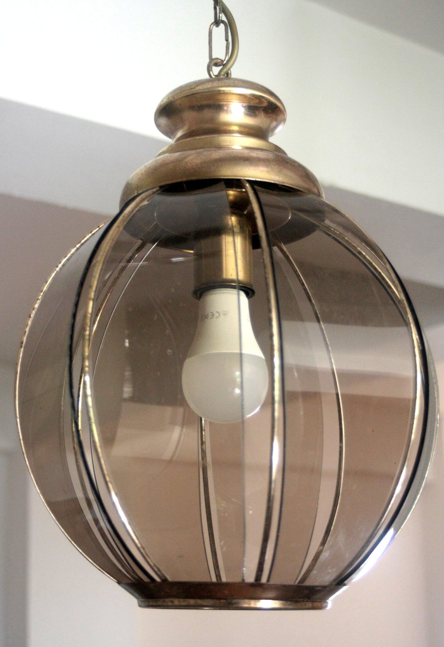 Lampadario in ottone con vetri fumé a spicchi, seconda metà XX secolo
