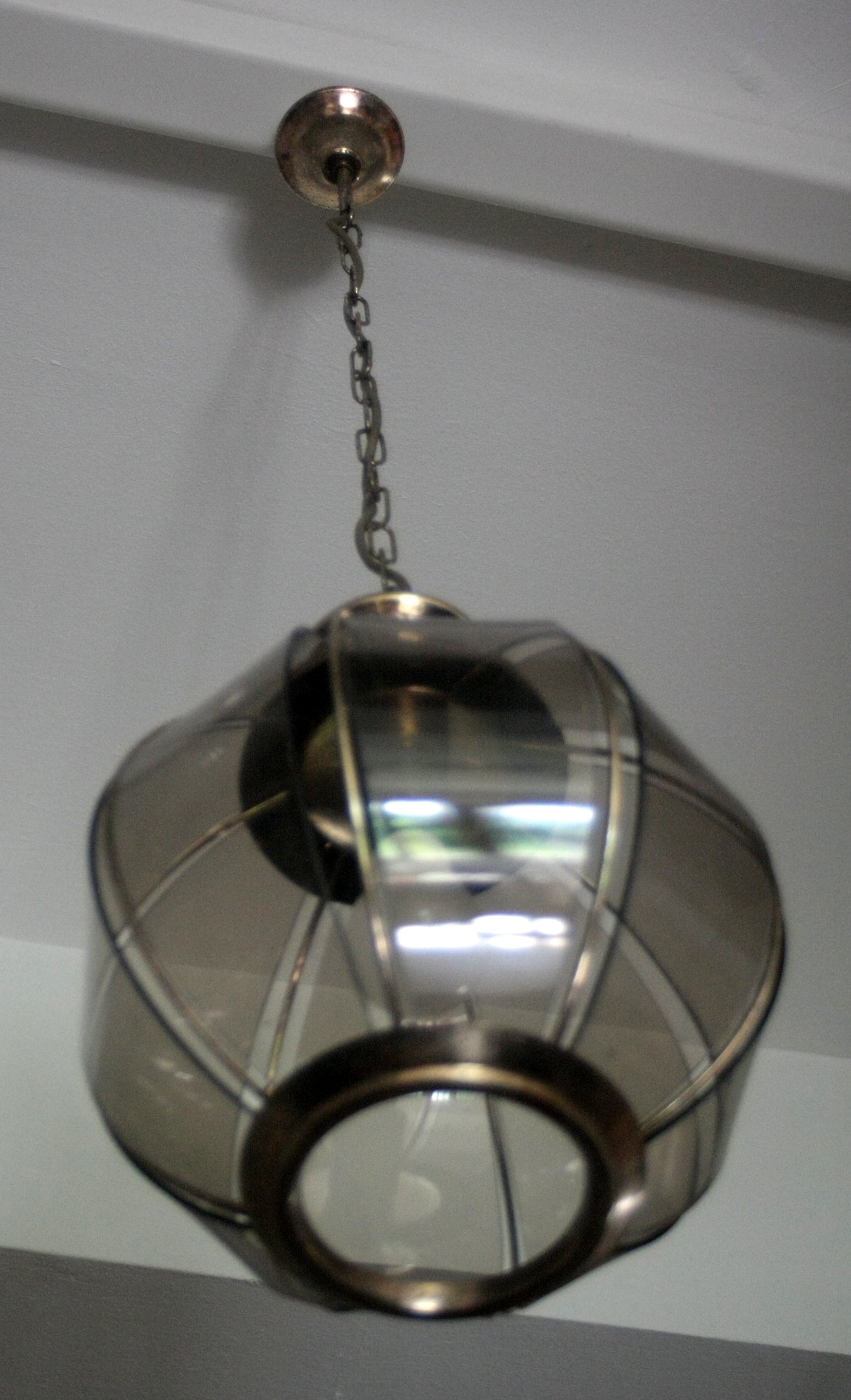 Lampadario in ottone con vetri fumé a spicchi, seconda metà XX secolo