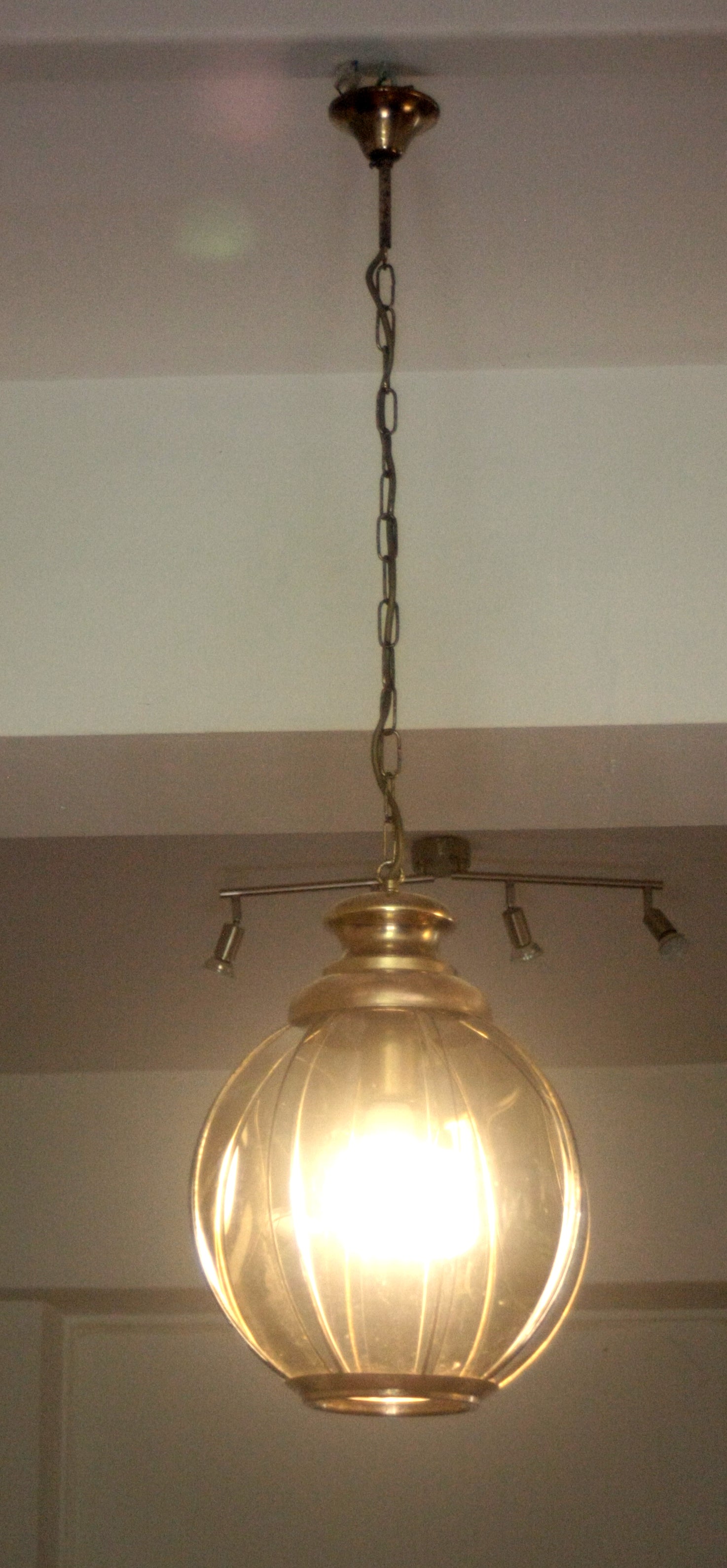 Lampadario in ottone con vetri fumé metà XX secolo, Illuminato e elegante