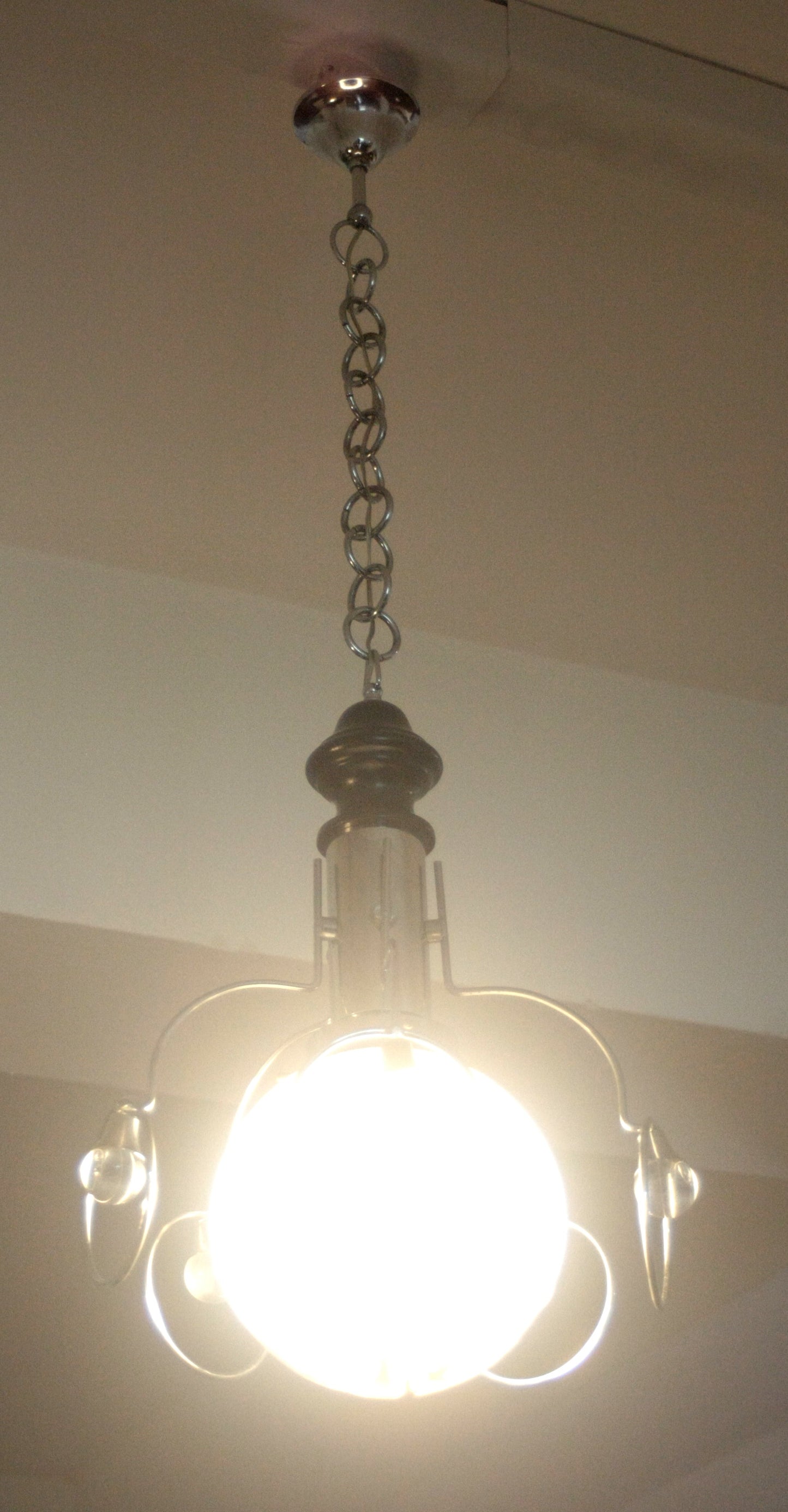 Illuminato lampadario vintage Mazzega anni 70 con dettagli in cromo brillante