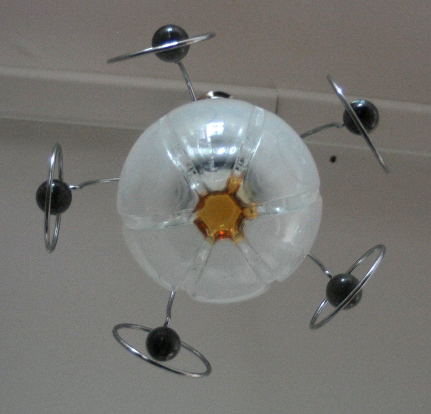 Lampadario vintage Mazzega anni 70 con design a tema orbitale per living elegante