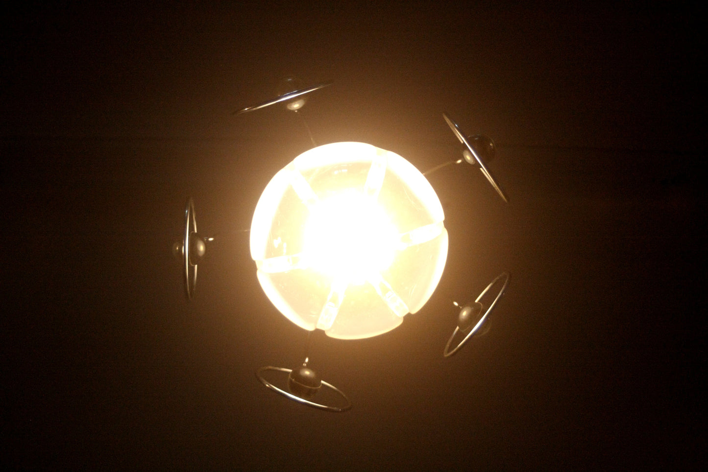 Lampadario vintage Mazzega anni 70 con sfera illuminata, eleganza italiana raffinata