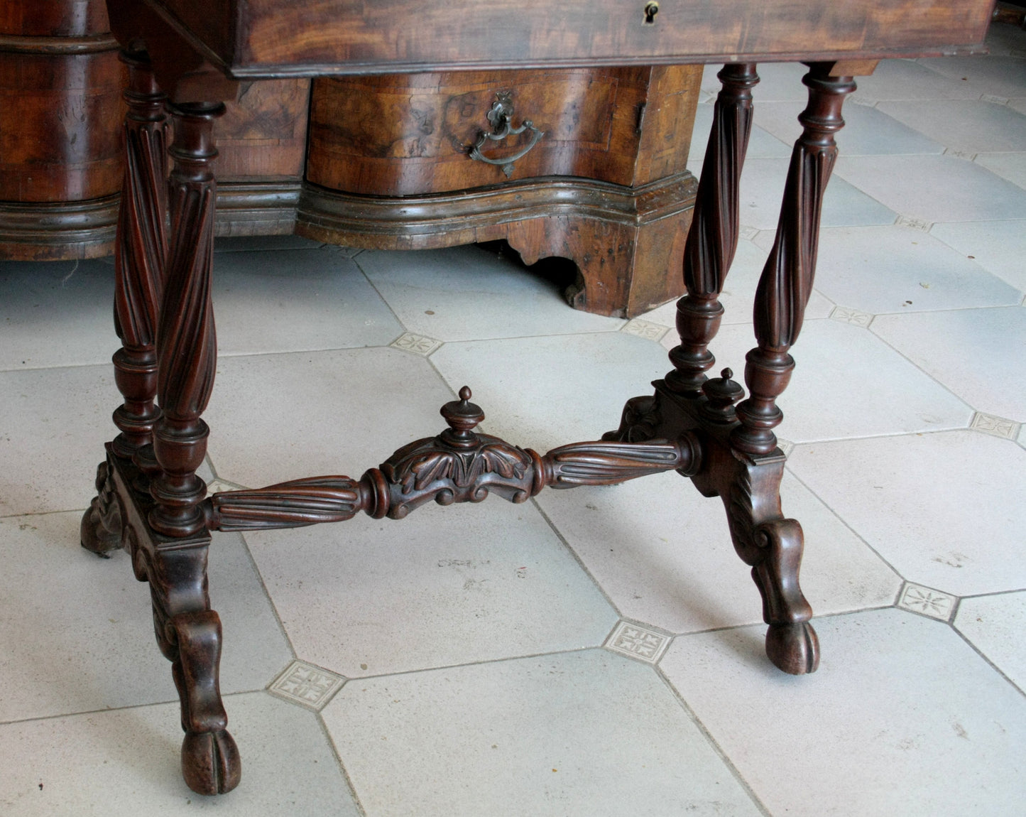 Mobile svuotatasche francese in mogano del XIX secolo con console intagliata e gambe torsade