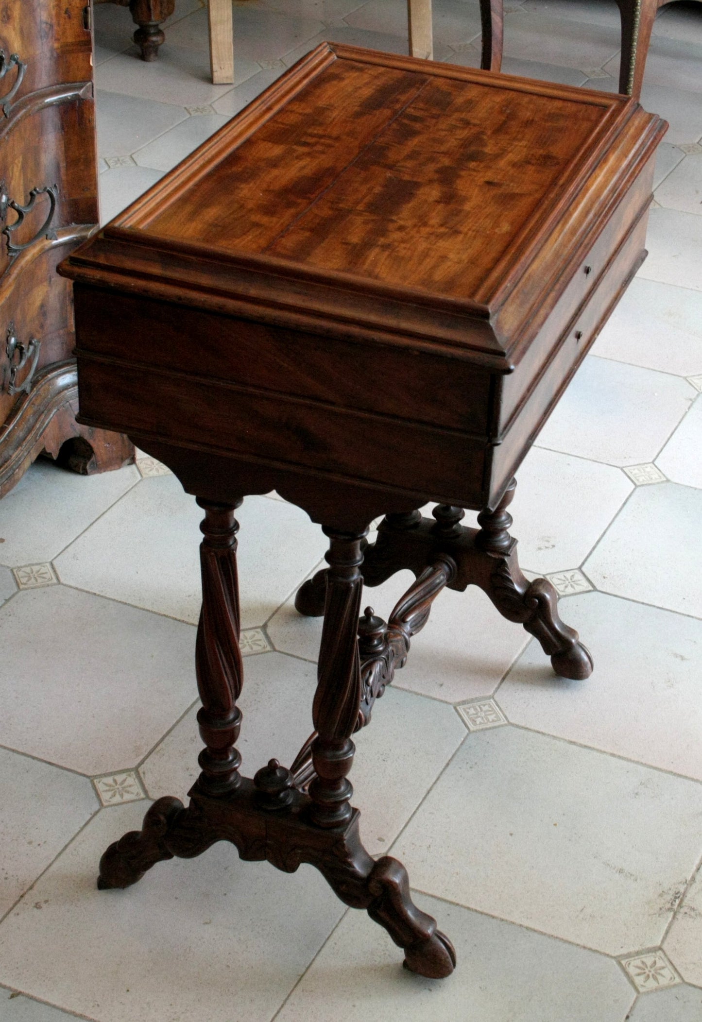 Antico mobile da cucito francese XIX secolo in mogano con scrigni e gambe ornate