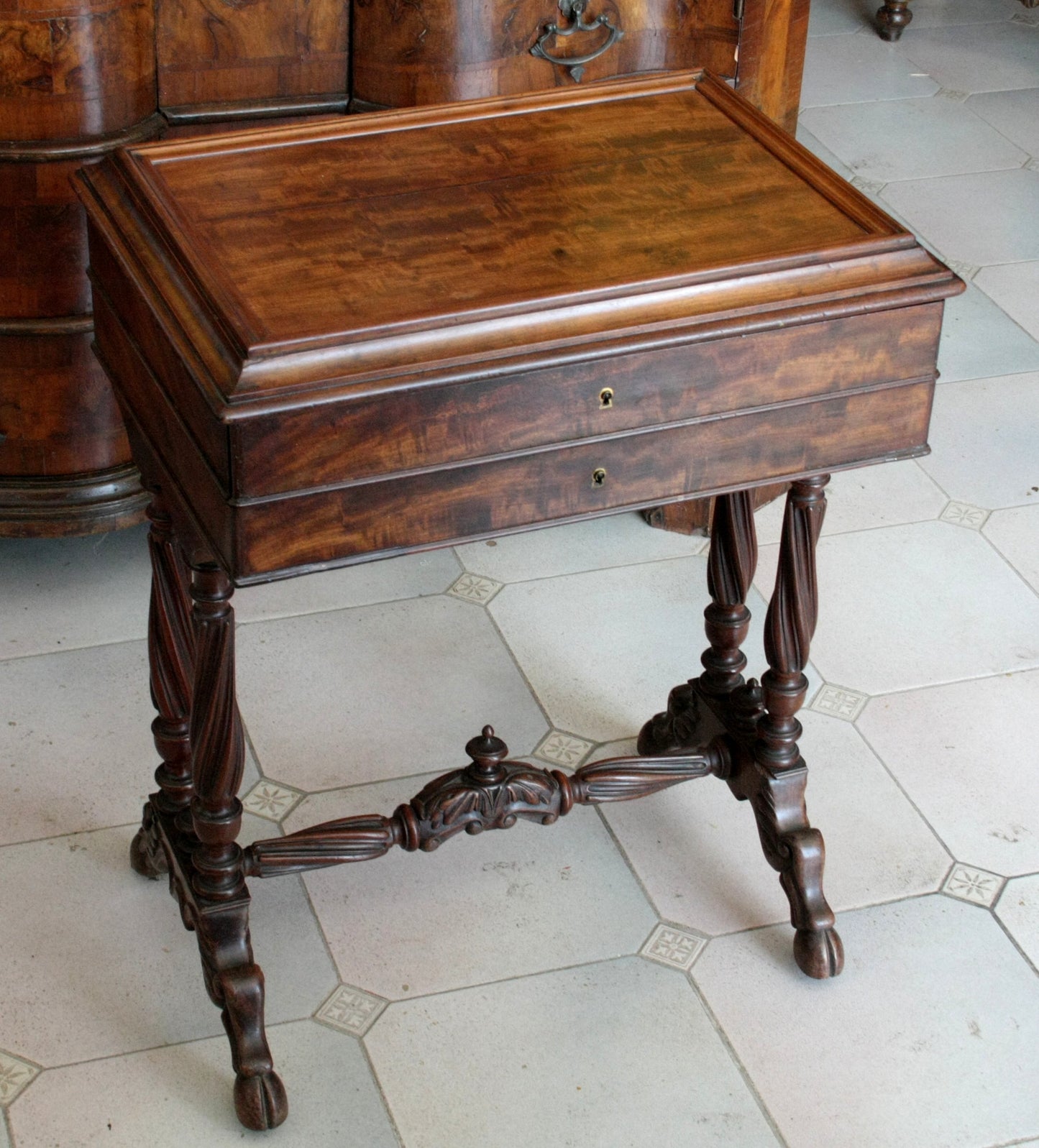 Antico mobile da cucito francese in mogano del XIX secolo con cassetti e gambe tornite