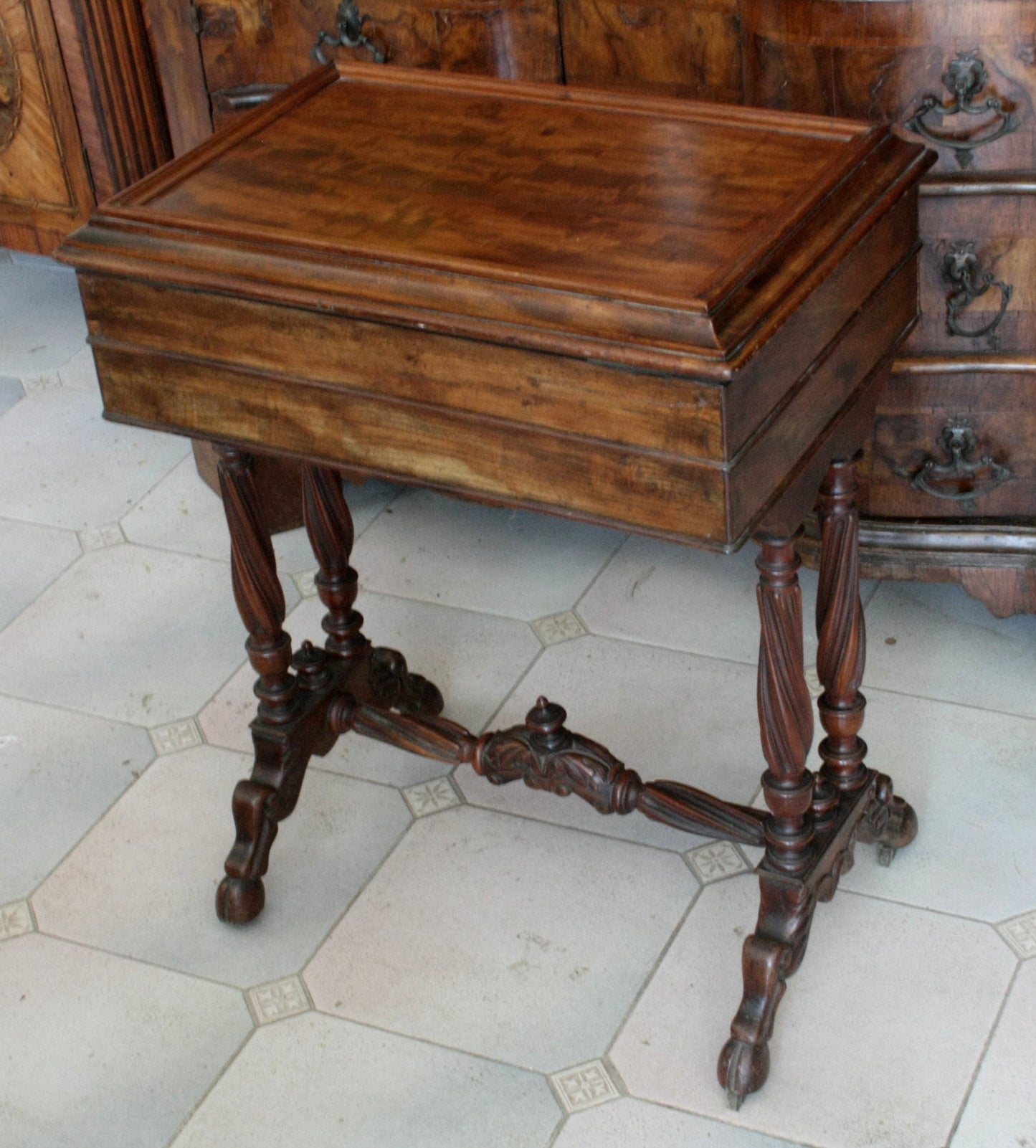 Antico mobile cucito francese in mogano, stile XIX secolo, con gambe torsade