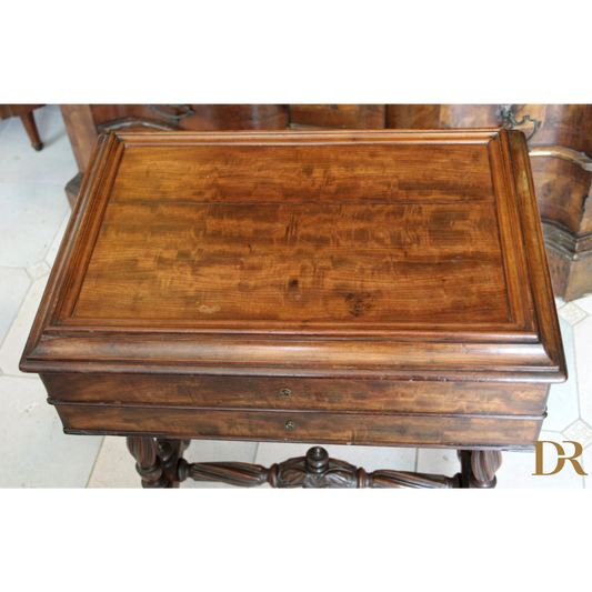 Antico mobile da cucito francese del XIX secolo con scrigni e gambe intagliate