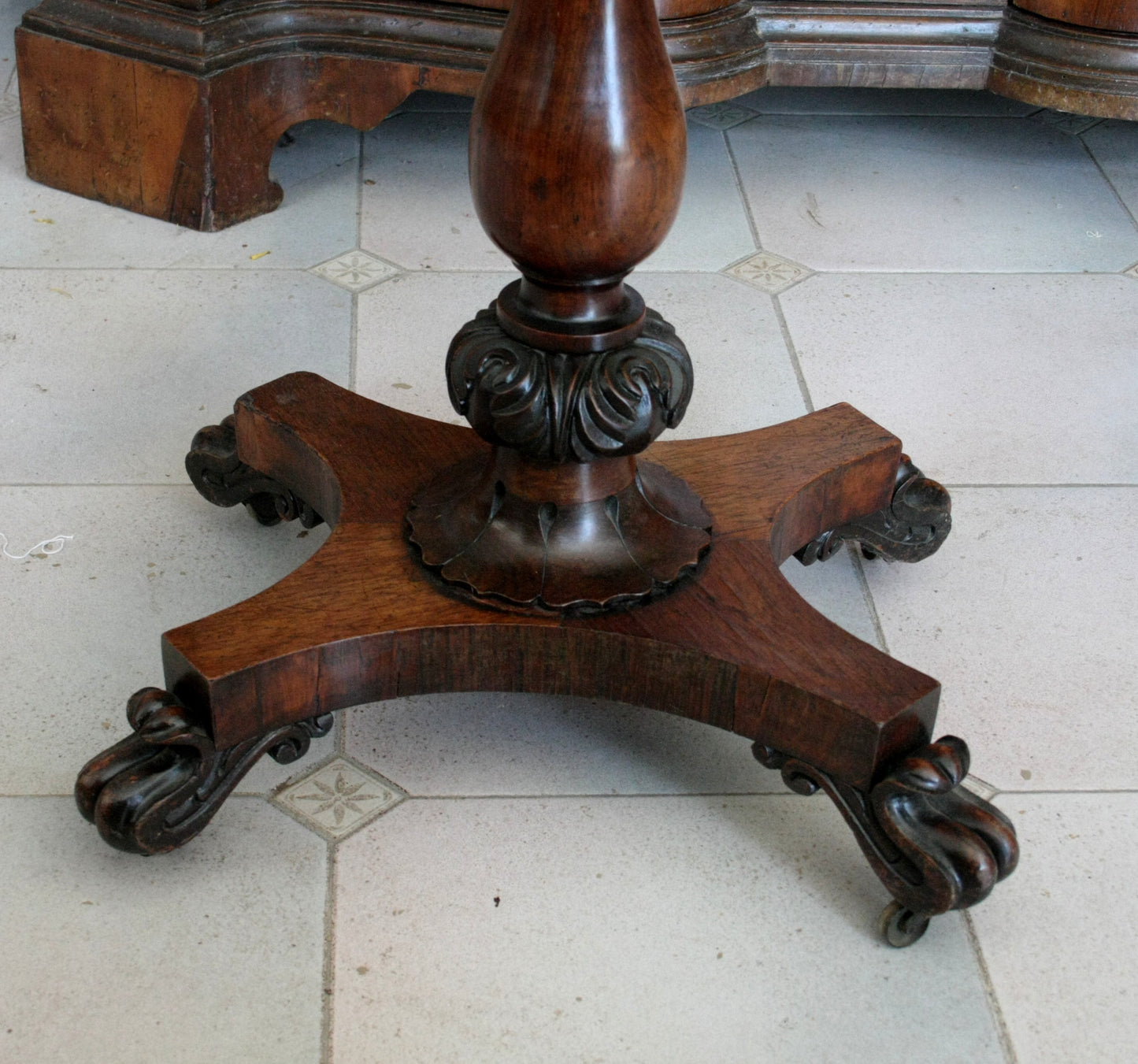Pedestal in legno scuro con gambe artigliate, stile XIX secolo, Gran Bretagna casa