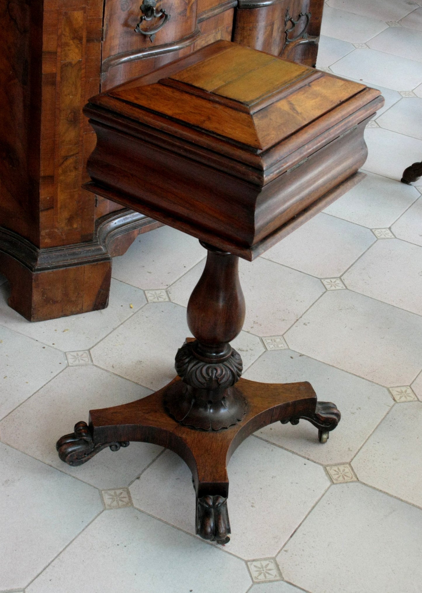 Antico mobile per casa Gran Bretagna XIX secolo con pedestal in legno e zampe artiglio