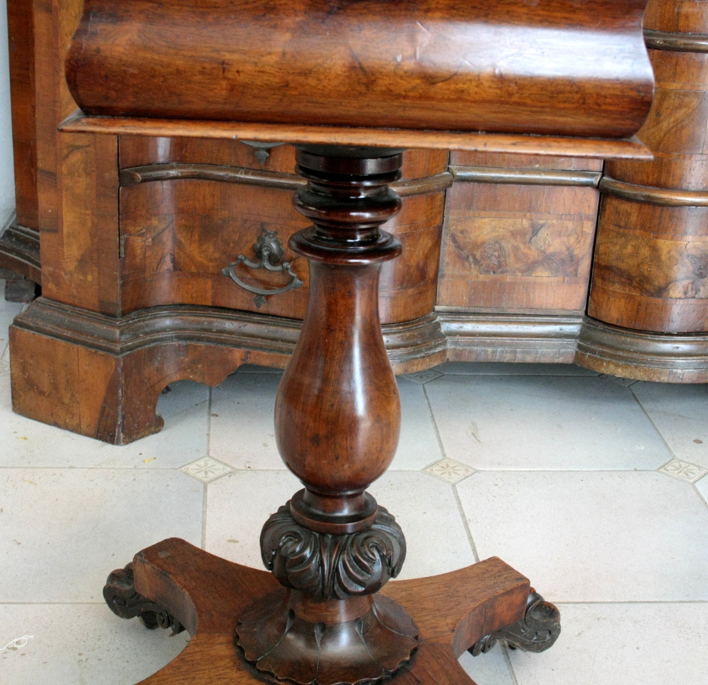 Pedestal table in legno antico XIX secolo Gran Bretagna, perfetta per casa elegante