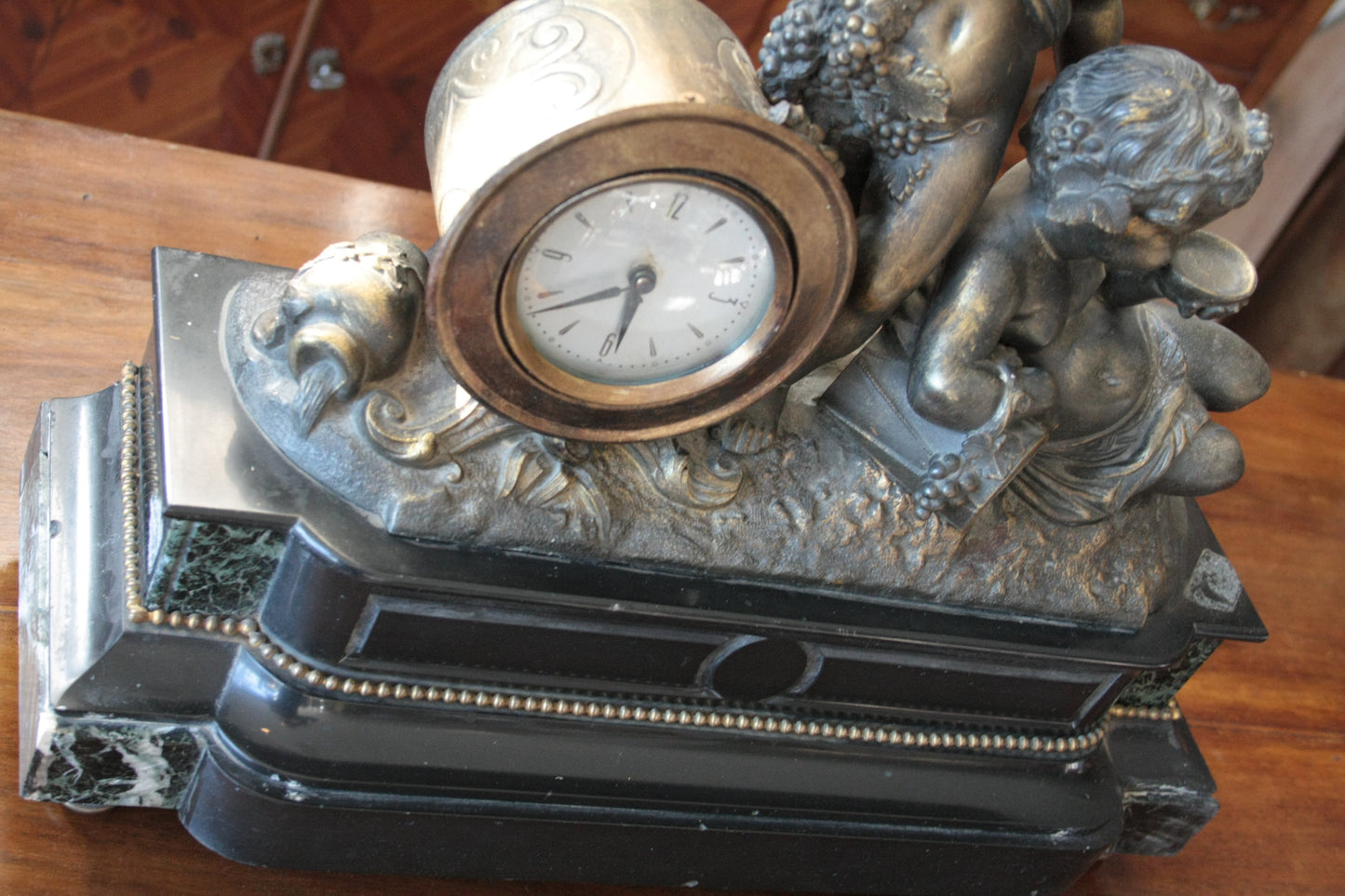 Orologio Napoleone III del XIX secolo in bronzo e marmo, perfetto per casa