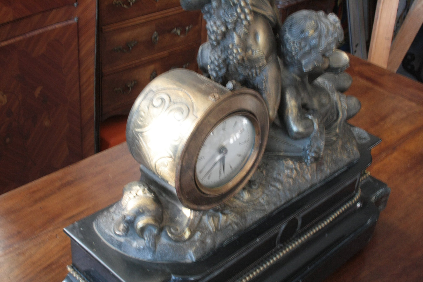 Orologio Napoleone III del XIX secolo in bronzo ottone e marmo con figura di cupido