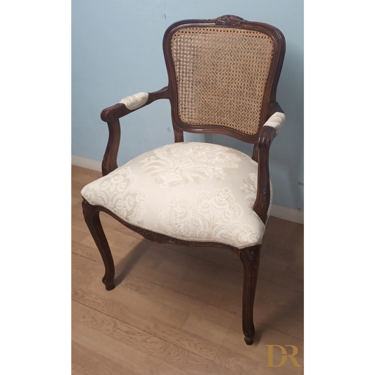 Poltrona a pozzetto in noce vintage restaurata con schienale in vimini e seduta crema