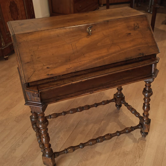 Scrivania a ribalta xviii secolo in legno antico con gambe tornite e superficie di scrittura inclinata