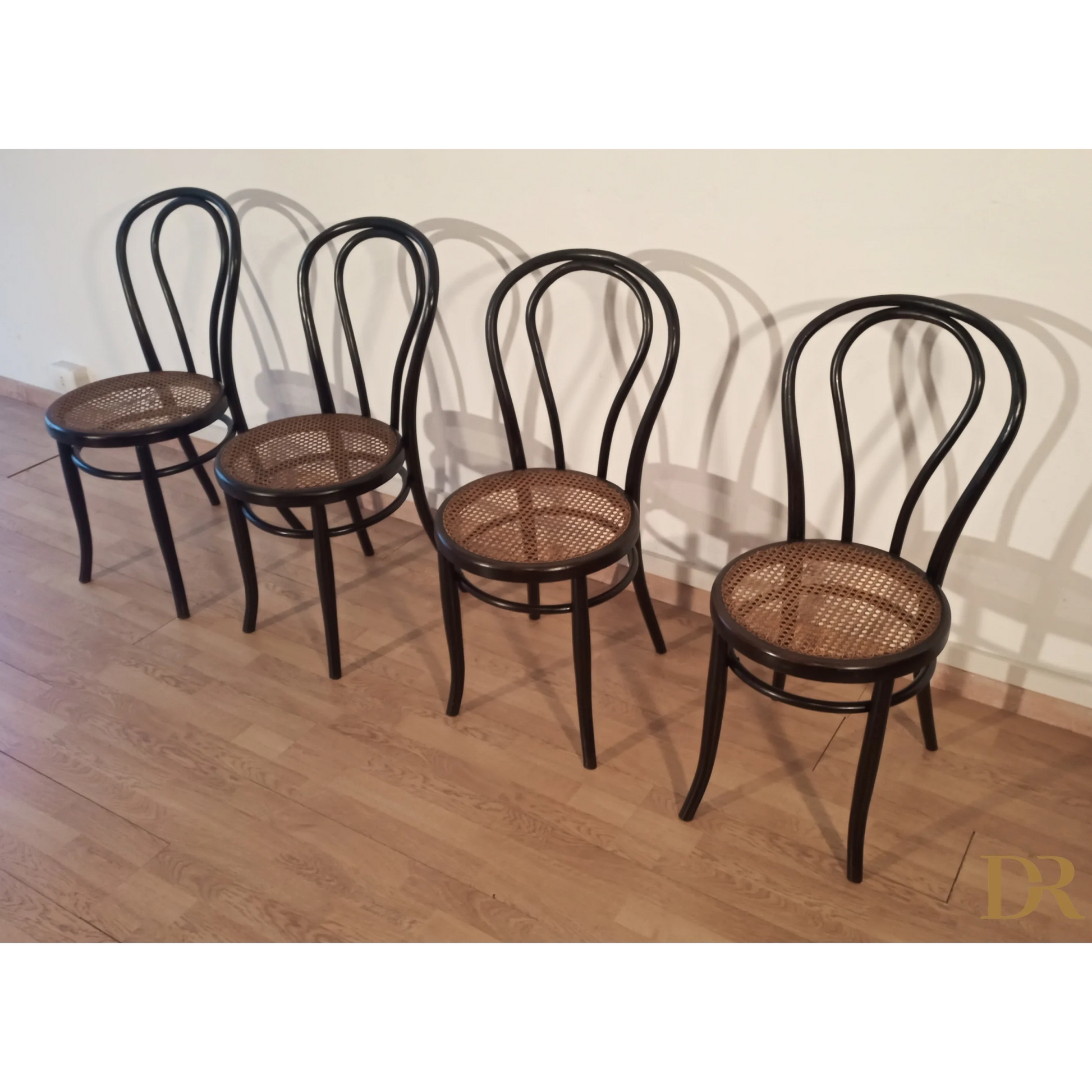 Quattro sedie in faggio curvato con seduta in canna, set Thonet Italia
