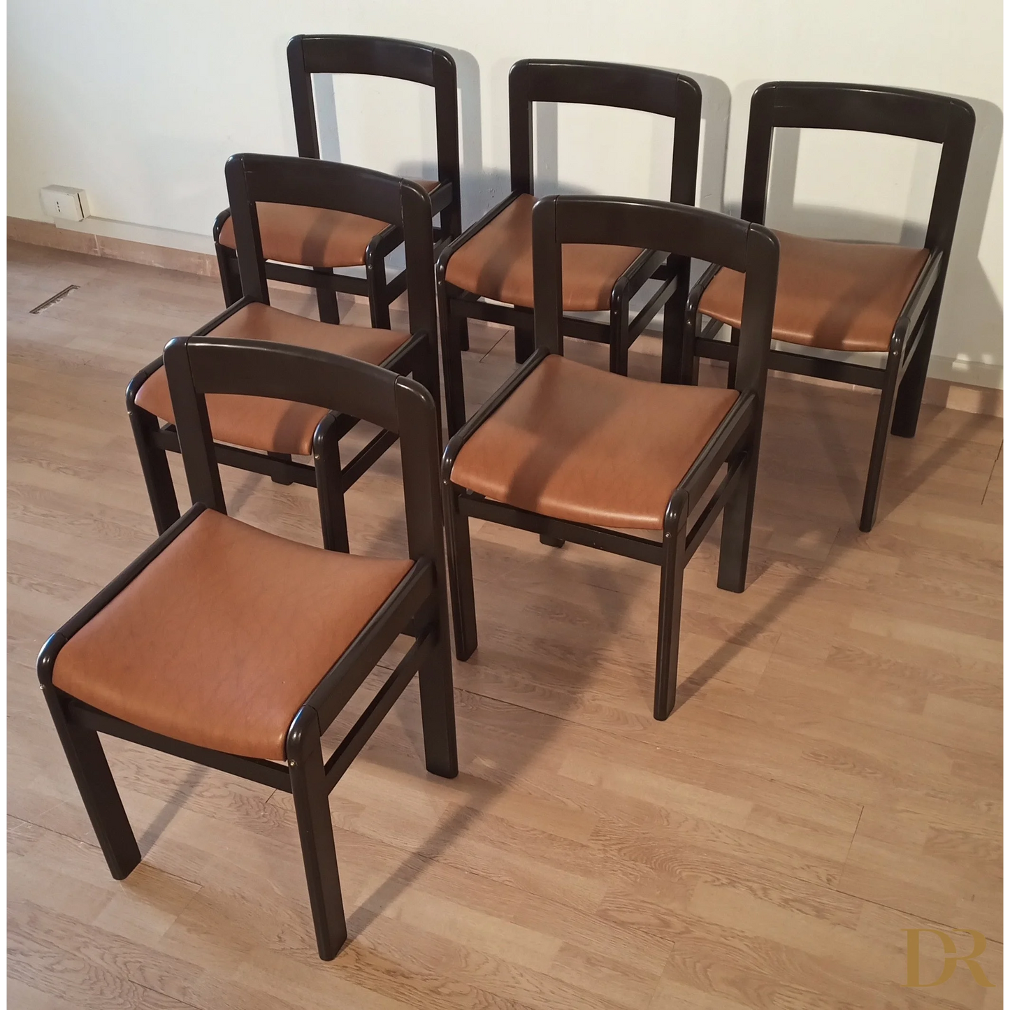 Set di sedie da pranzo vintage brutaliste in legno nero con sedili in pelle tan