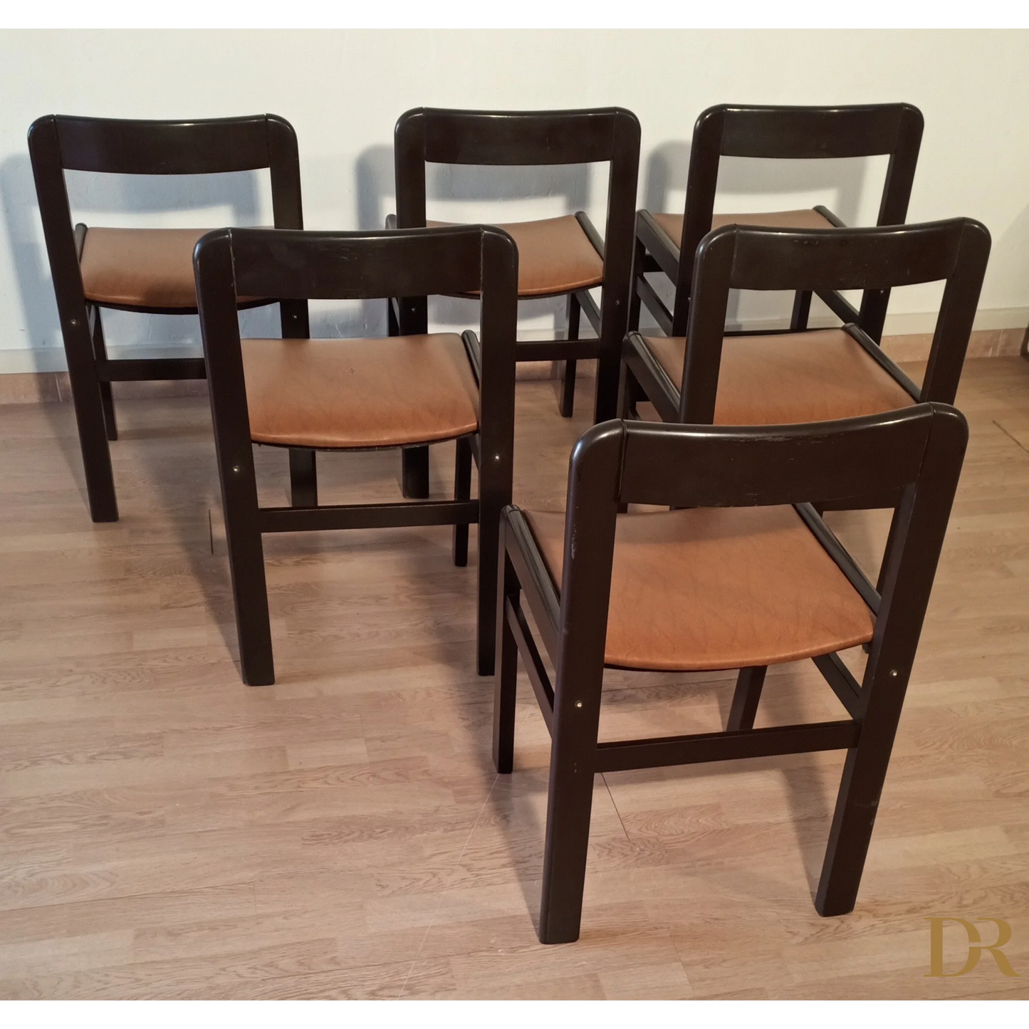 Set di sedie da pranzo vintage brutaliste in legno scuro con sedili in pelle tan