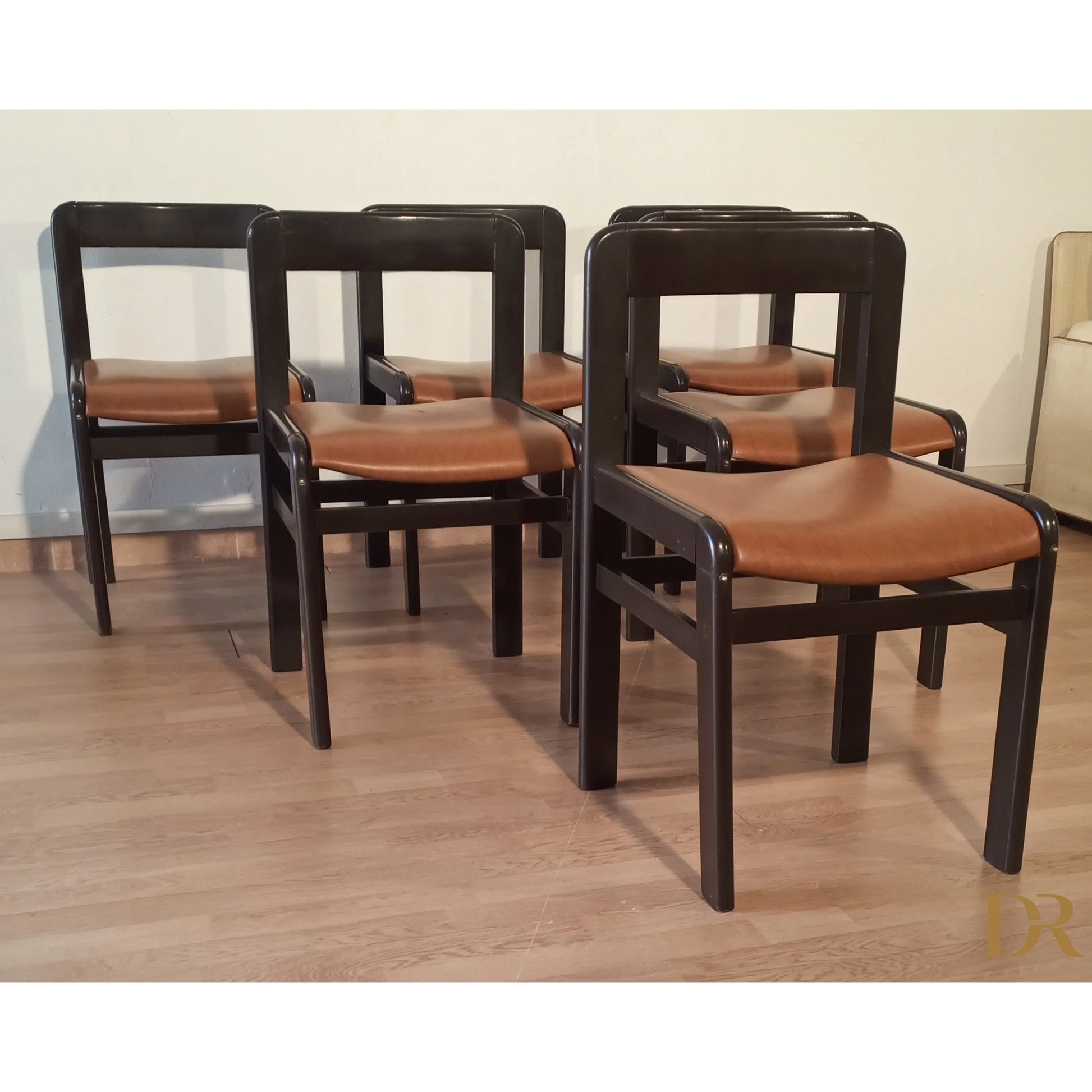 Set di sedie vintage brutaliste nere in legno con sedili in pelle marrone