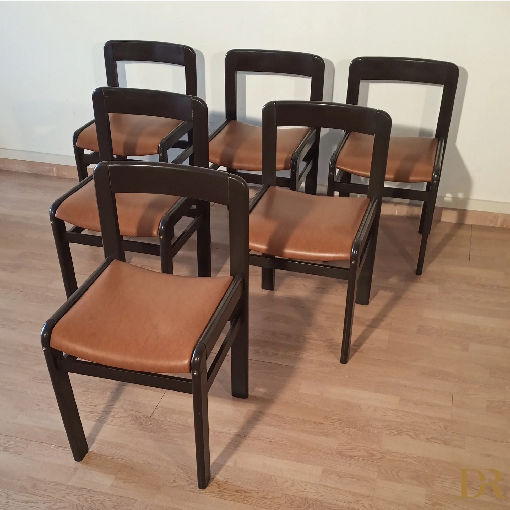 Set di sedie da pranzo vintage in legno scuro con sedili in pelle marrone