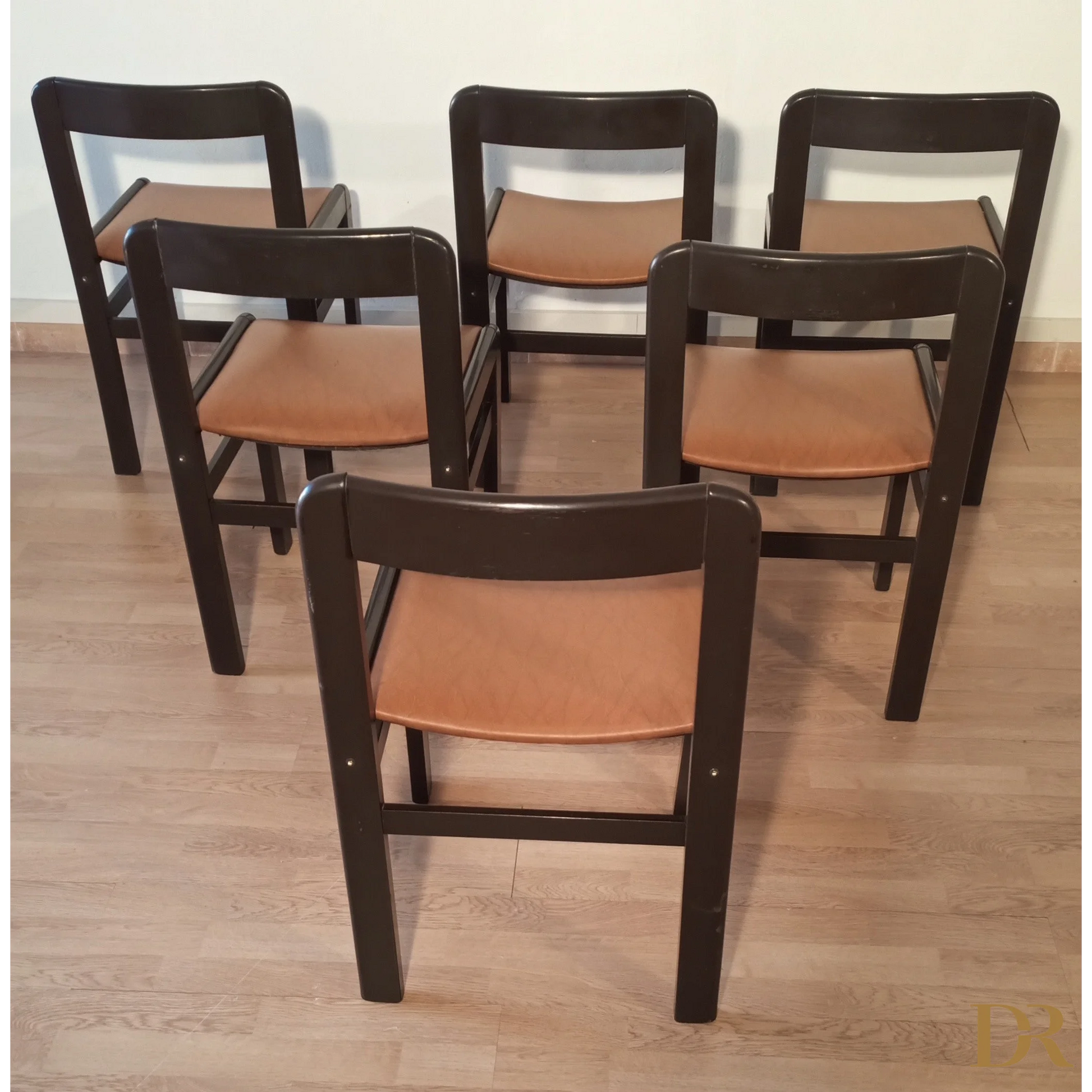 Set di sedie da pranzo vintage brutaliste in legno scuro con sedili color tan