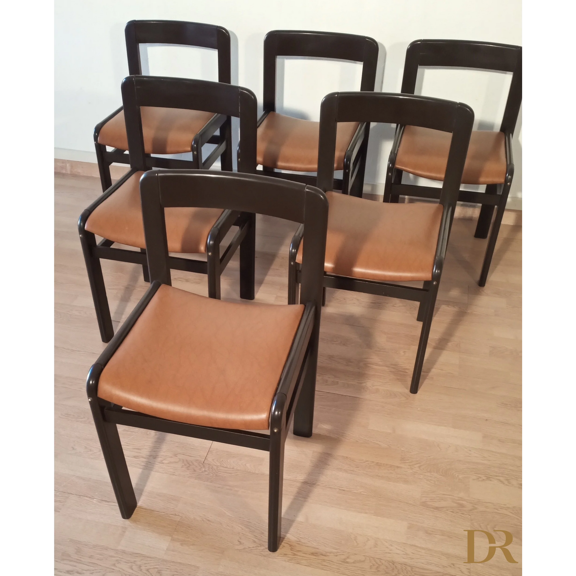 Set di sei sedie vintage brutaliste in legno scuro con sedili in pelle tan