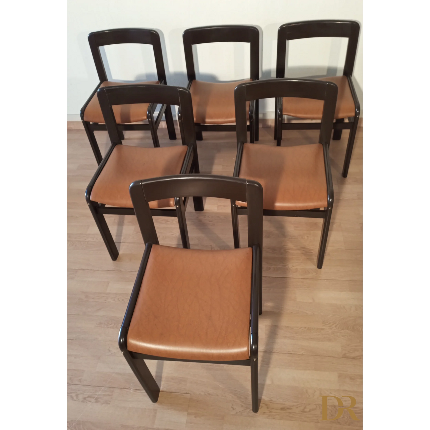 Set di sedie da pranzo vintage in legno scuro con sedili in vinile marrone