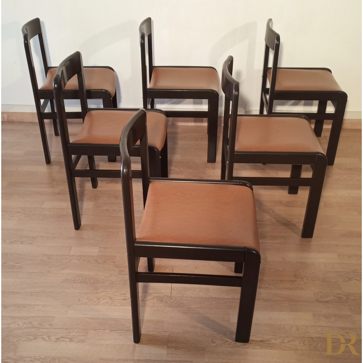 Set di sedie da pranzo vintage brutaliste in legno scuro con sedute in vinile marrone