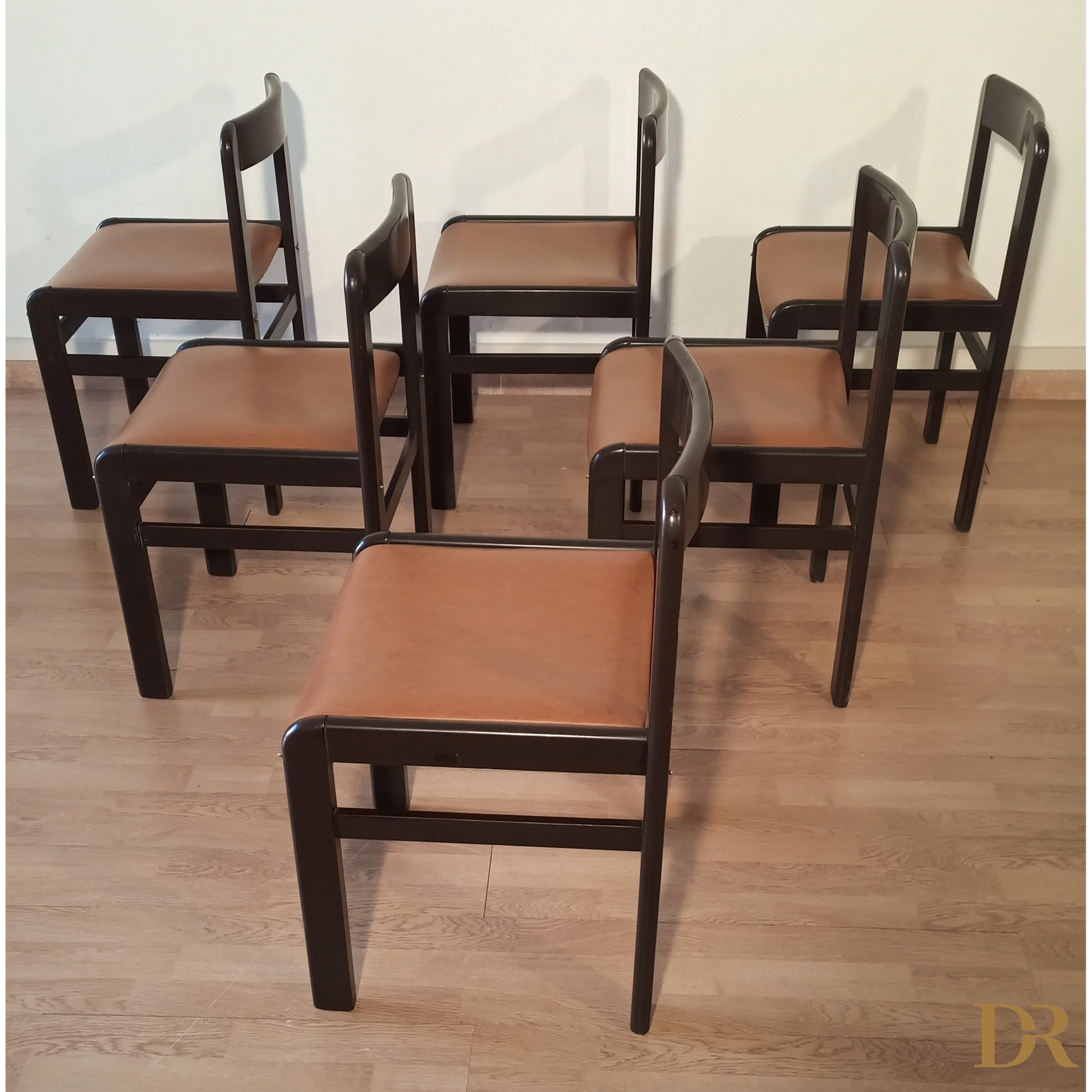 Set di sedie vintage in legno scuro con sedili imbottiti marroni