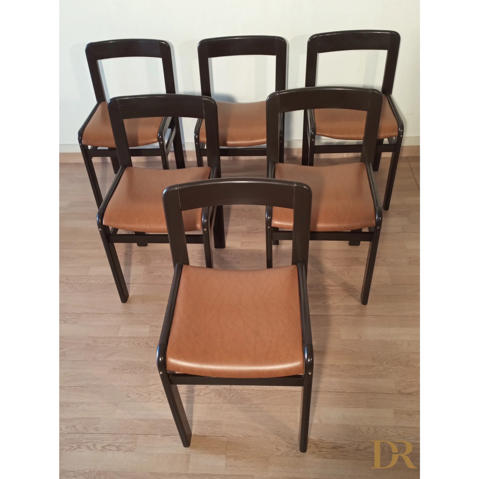 Set di sedie vintage brutaliste in legno scuro con sedili in pelle marrone