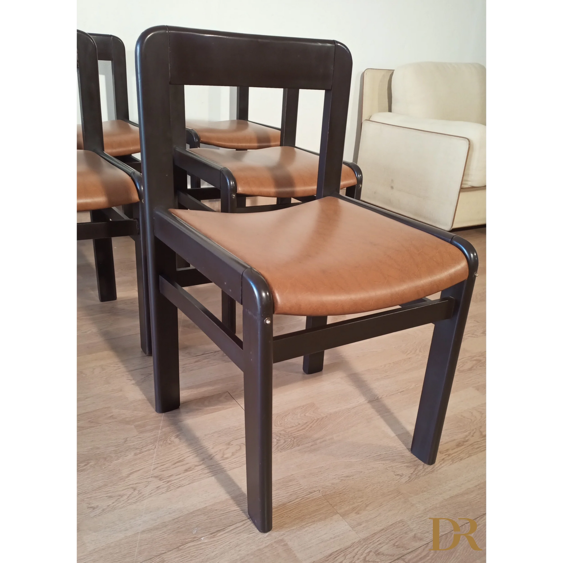 Sedia da pranzo vintage brutalista in legno scuro con cuscino in pelle marrone