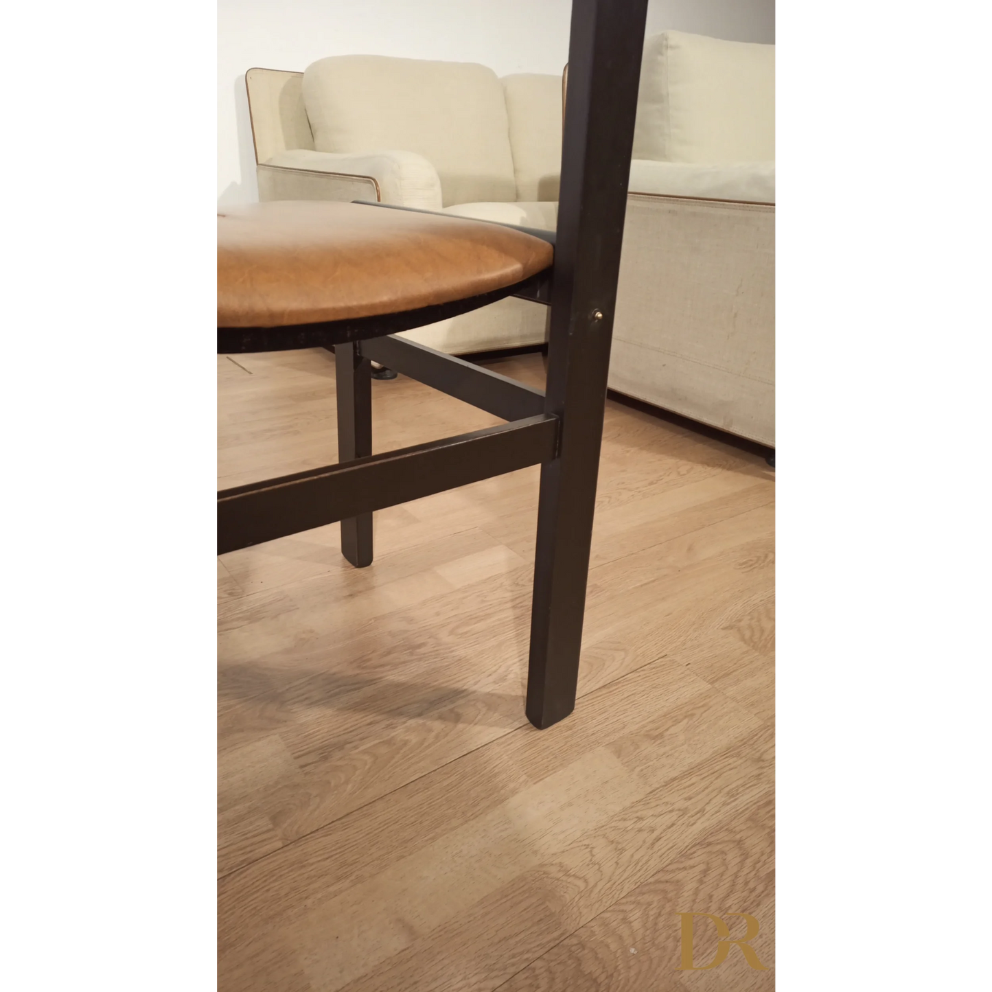 Sedia vintage in legno scuro con sedile in pelle marrone nel set di sedie da pranzo