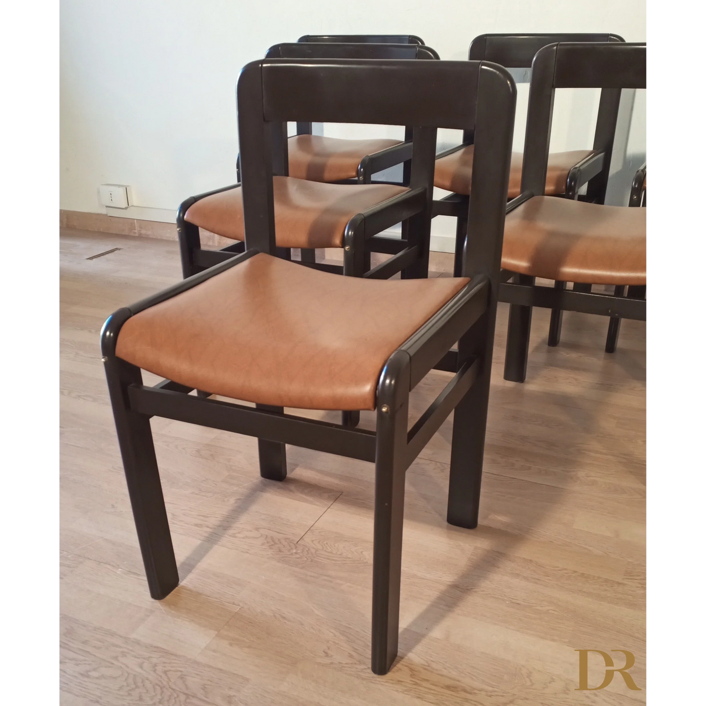 Sedia da pranzo in legno scuro con cuscino in pelle beige, set vintage sedie anni 70