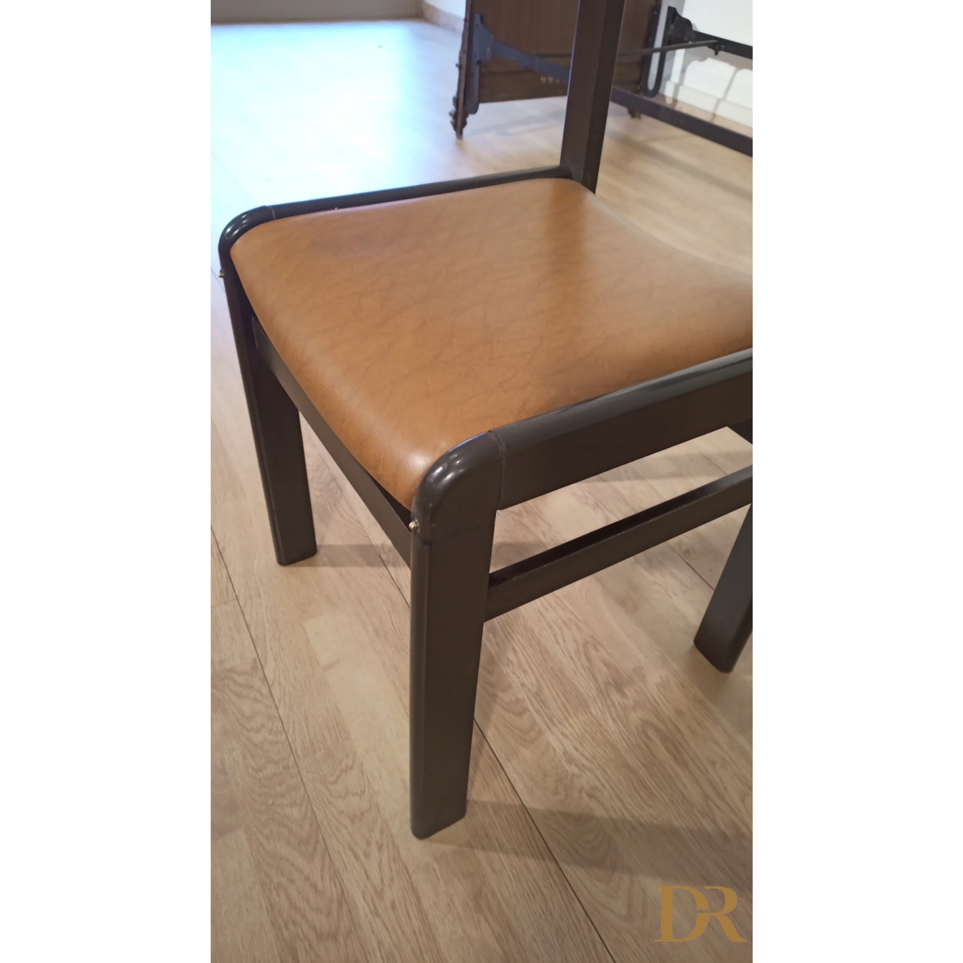 Sedia da pranzo vintage in legno scuro con cuscino in pelle beige, set di 6 sedie