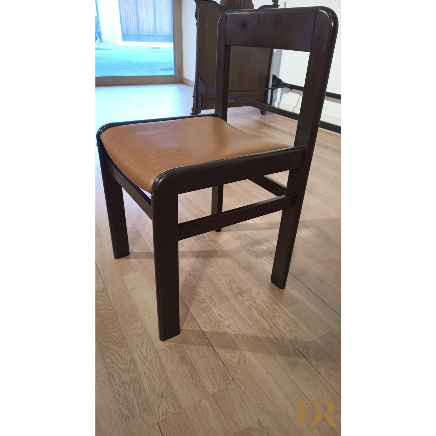 Sedia in legno scuro con seduta imbottita, set di sedie da pranzo vintage brutaliste