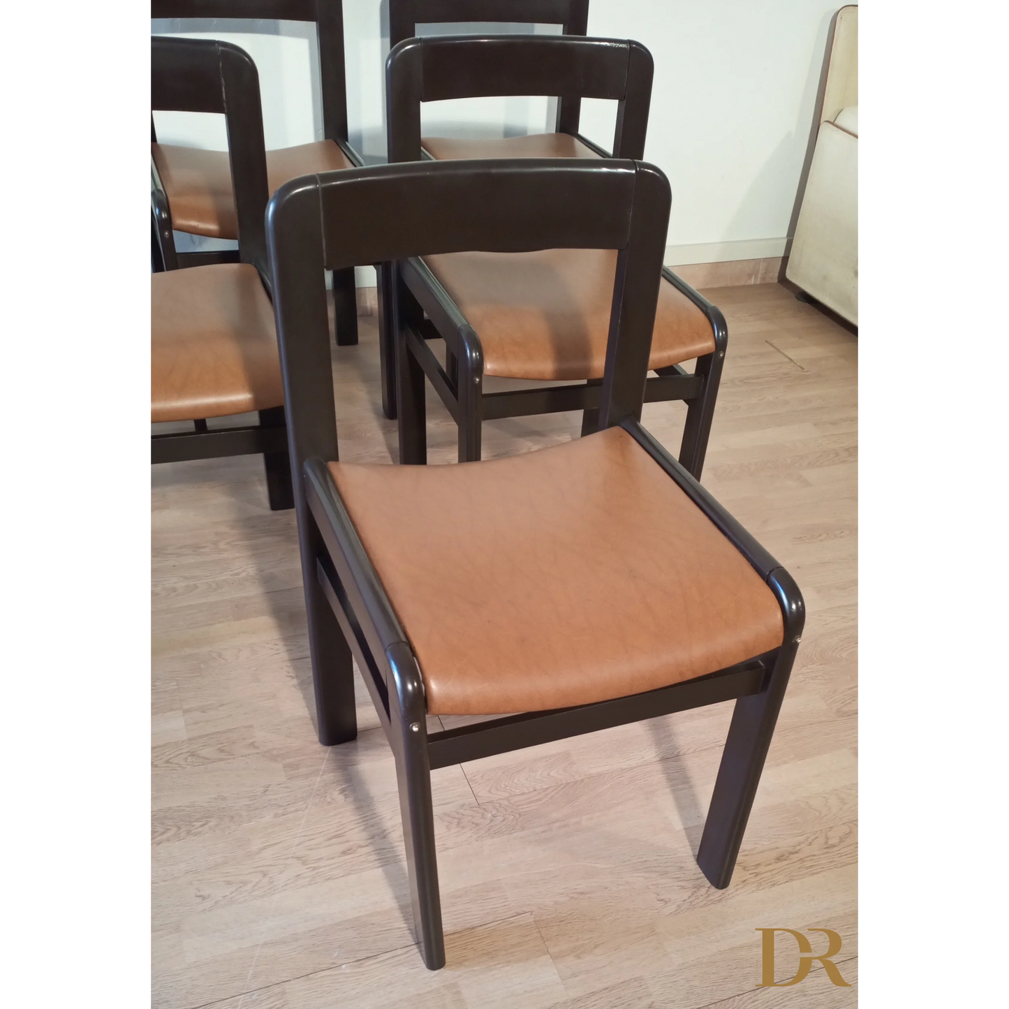 Sedia da pranzo vintage in legno scuro con cuscino in pelle color tan nel set