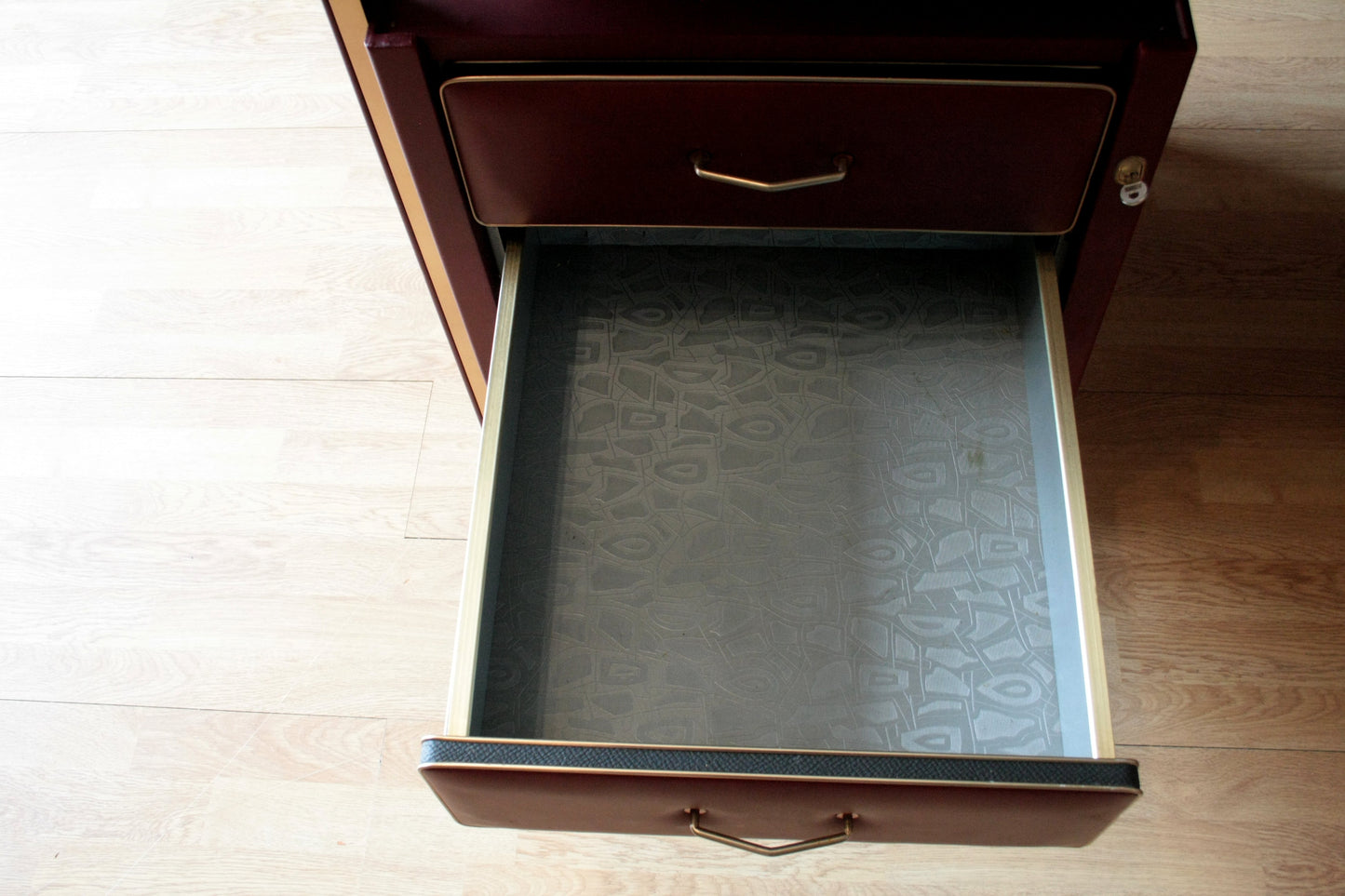 Cassetto aperto in similpelle bordeaux con hardware dorato di umberto mascagni set scrivania