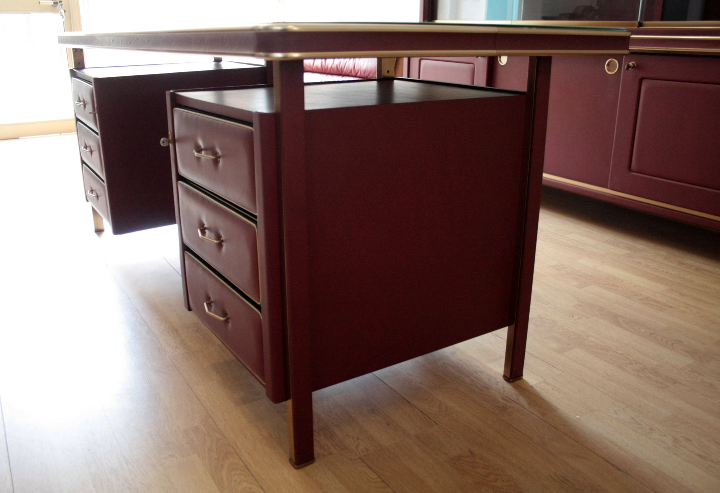 Scrivania con cassetti in similpelle bordeaux di Umberto Mascagni, set scrivania elegante