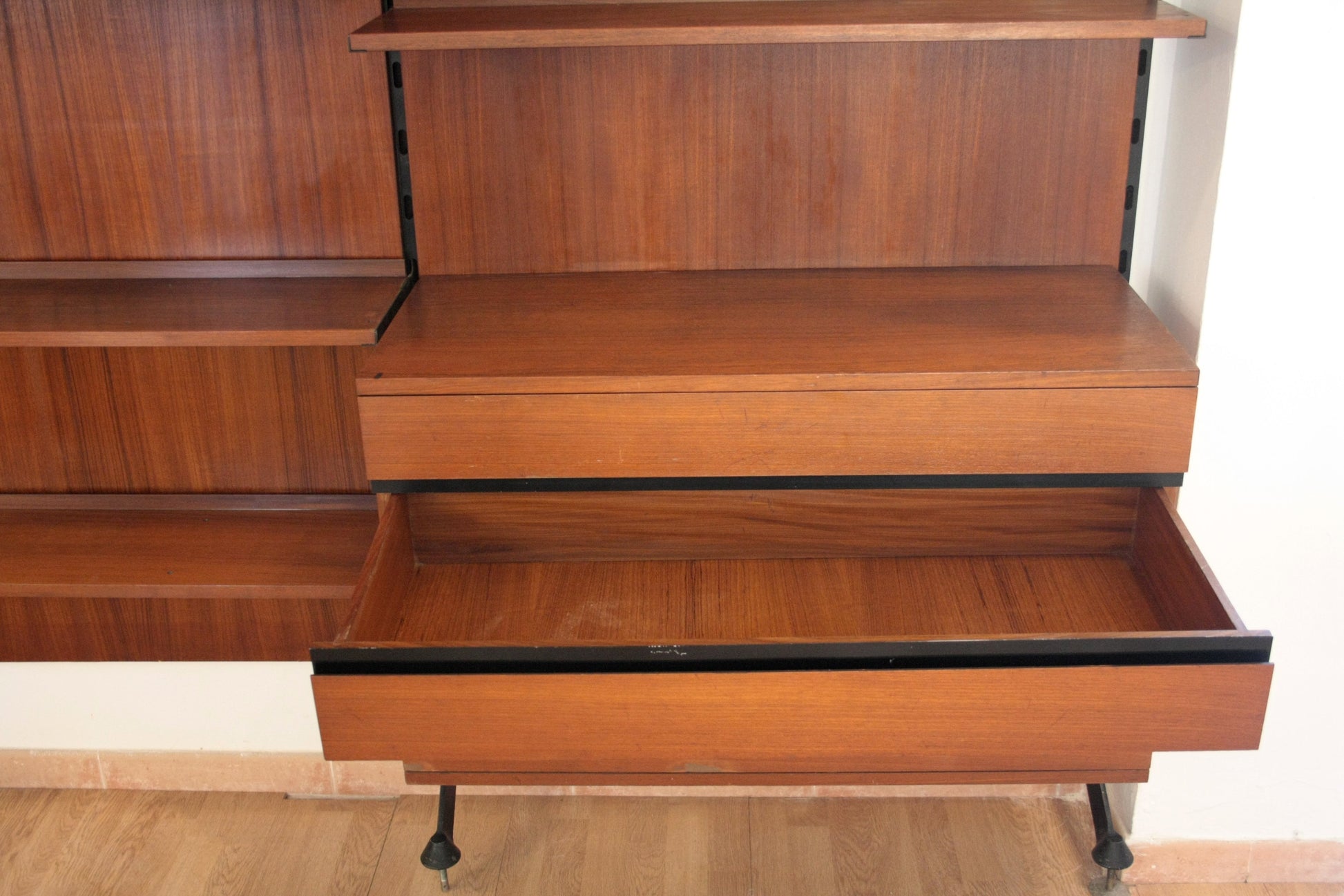 Scaffale in legno con cassetti del sistema a parete modulare Urio di Luisa Parisi