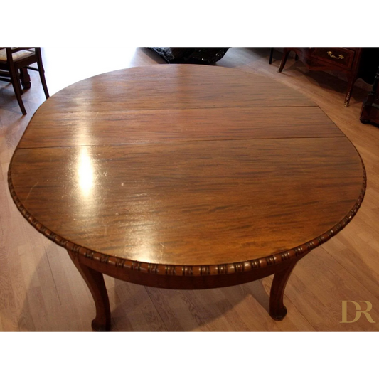 Tavolo tondo vintage allungabile in rovere con gambe cabriole e decori intagliati