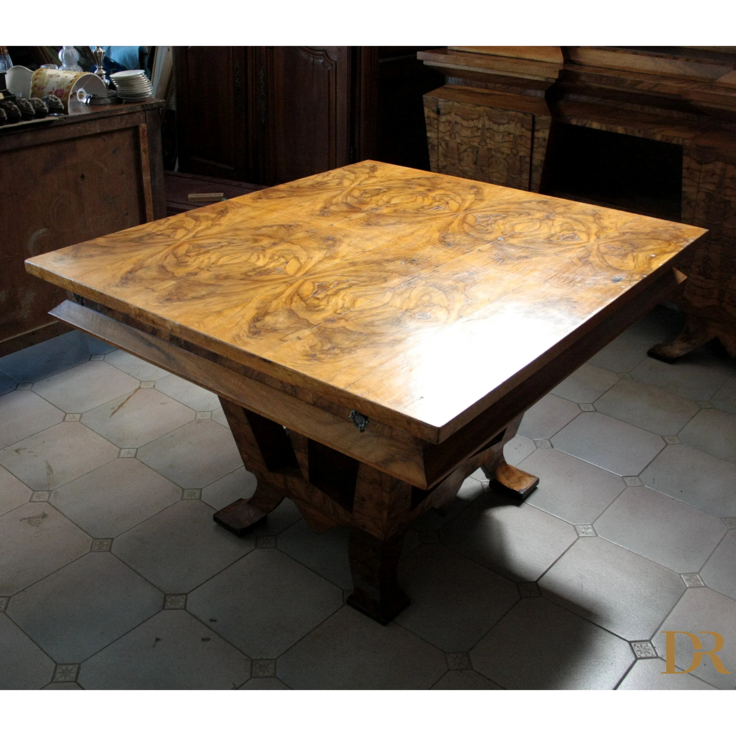 Tavolo Art Decò in legno con piano decorato, simbolo di casa e ministero Bottai